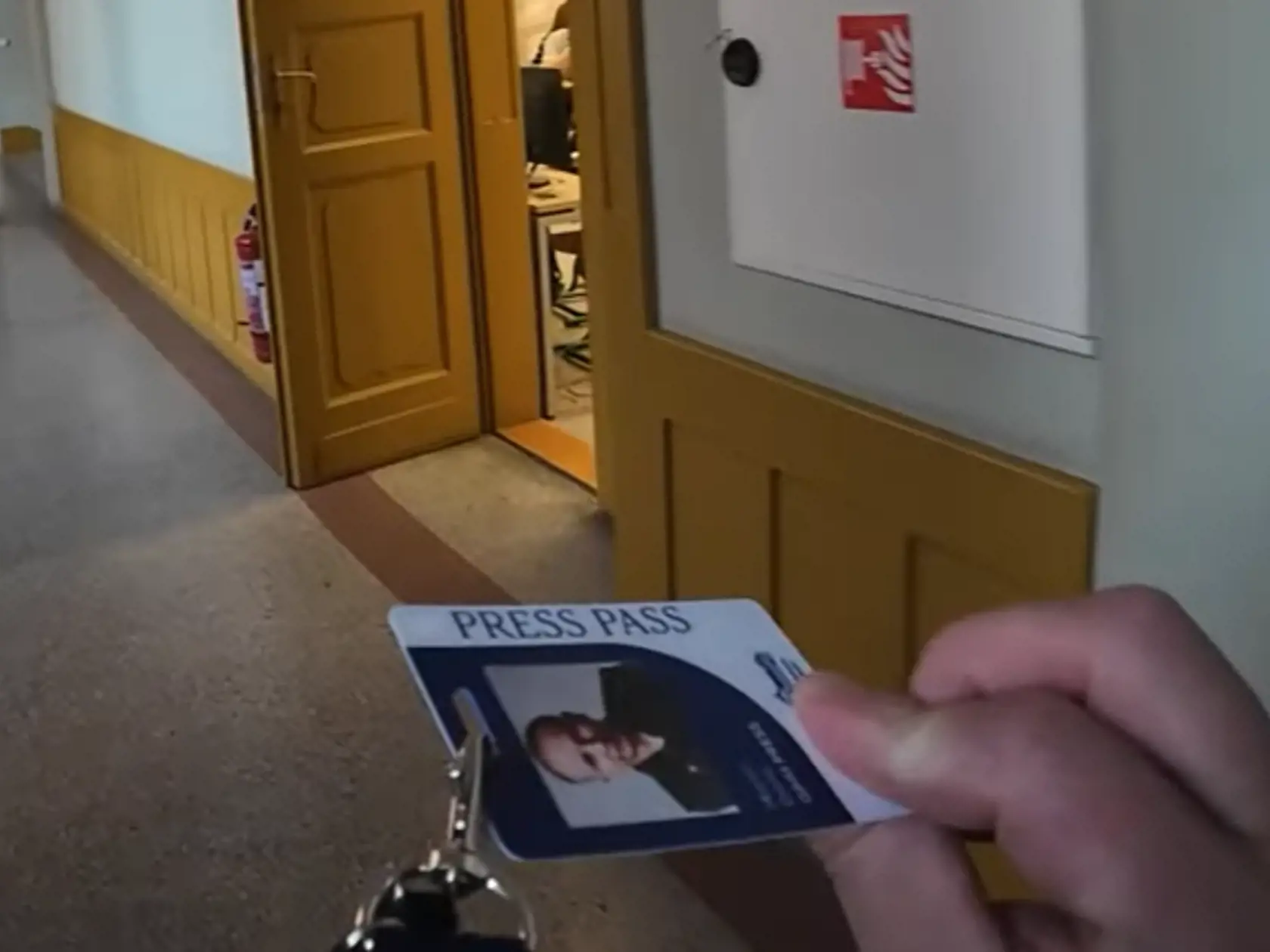 Daňo sa riaditeľke preukázal aj akreditáciou z Prezidentského paláca.