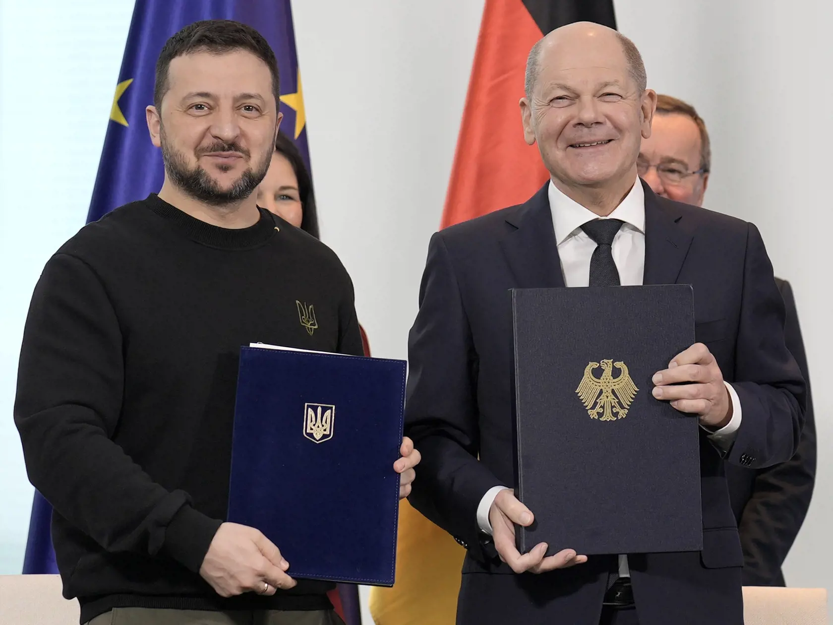 KK47 Berlín - Nemecký kancelár Olaf Scholz (vpravo) a ukrajinský prezident Volodymyr Zelenskyj pózujú po podpise bilaterálnej bezpečnostnej dohody 16. februára 2024 v Berlíne. Nemecký spolkový kancelár Olaf Scholz a ukrajinský prezident Volodymyr Zelenskyj v piatok podpísali bilaterálny bezpečnostný pakt. FOTO TASR/AP
German Chancellor Olaf Scholz, right, and Ukrainian President Volodymyr Zelenskyy display the treaties they signed in the chancellory in Berlin, Germany, Friday, Feb.16, 2024.(AP P