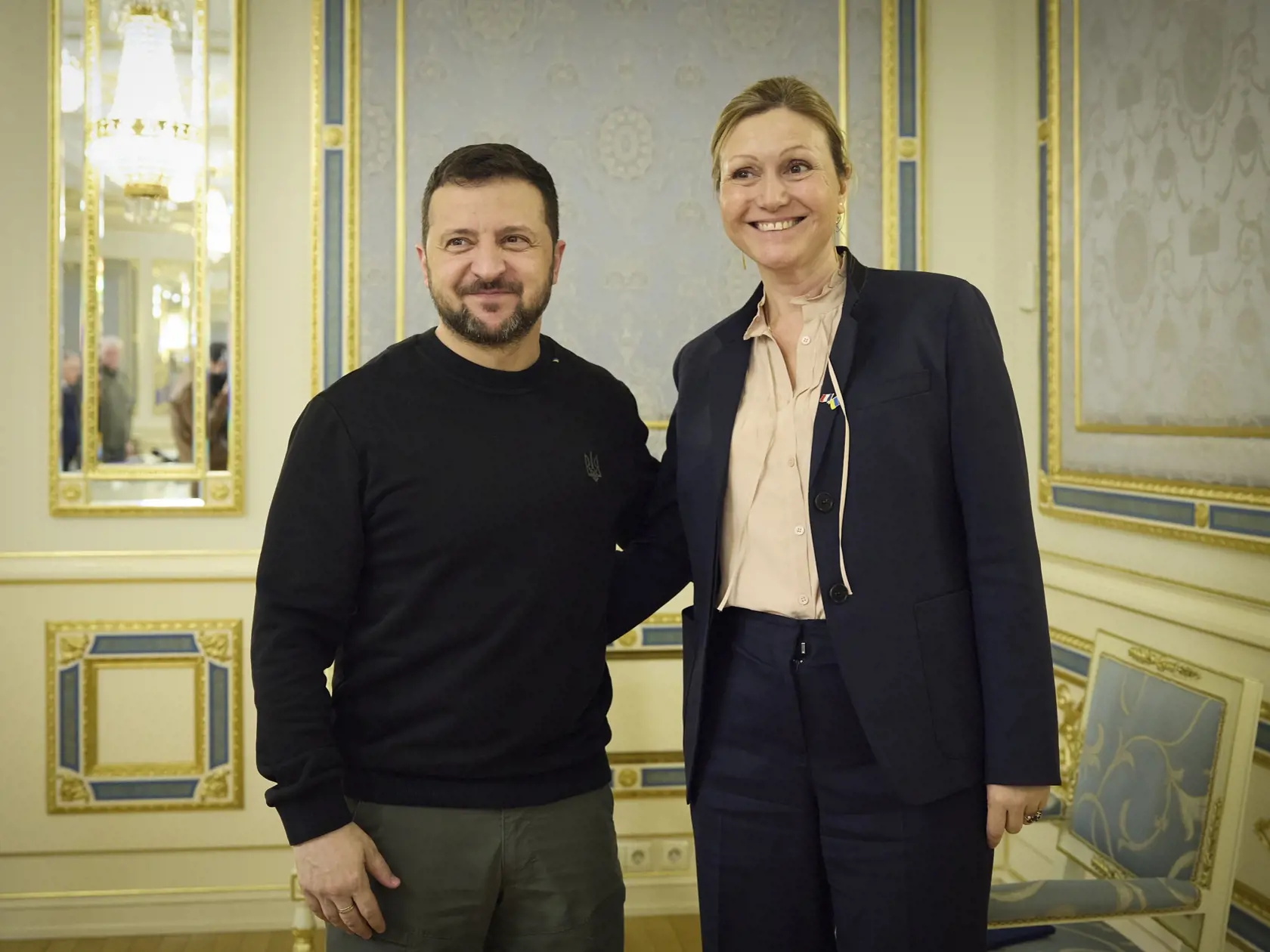 JB 31 Kyjev - Ukrajinský prezident Volodymyr Zelenskyj (vľavo) pózuje s predsedníčkou francúzskeho Národného zhromaždenia Yael Braunovou-Pivetovou počas ich stretnutia v Kyjeve 28. marca 2024. FOTO TASR/AP

In this photo provided by the Ukrainian Presidential Press Office, Ukrainian President Volodymyr Zelenskyy, left, and President of the French National Assembly, Yael Braun-Pivet pose for a photo in Kyiv, Ukraine, Thursday, March 28, 2024. (Ukrainian Presidential Press Office via AP)