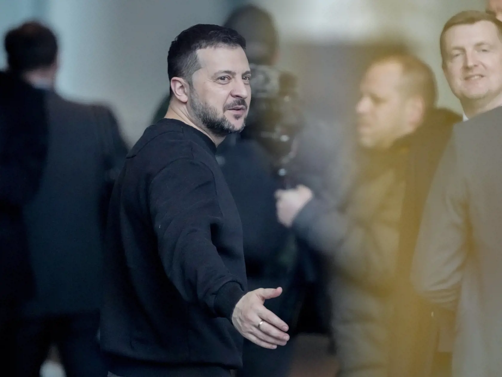 KK35 Berlín - Ukrajinský prezident Volodymyr Zelenskyj prichádza na stretnutie s nemeckým kancelárom Olafom Scholzom 16. februára 2024 v Berlíne. FOTO TASR/AP
Ukrainian President Volodymyr Zelenskyy arrives at the chancellory in Berlin, Friday, Feb.16, 2024 where he meets German Chancellor Olaf Scholz for talks. (AP Photo/Markus Schreiber)