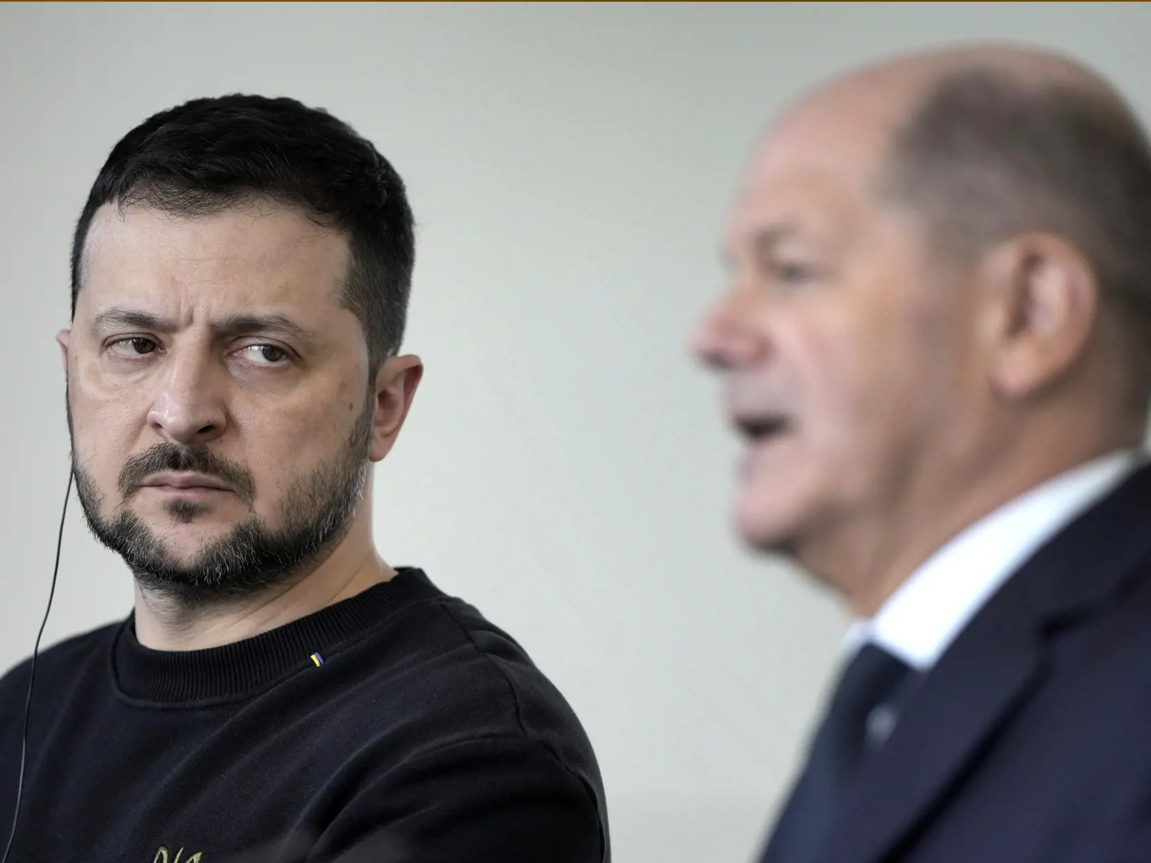 KK49 Berlín - Nemecký kancelár Olaf Scholz (vpravo) a ukrajinský prezident Volodymyr Zelenskyj počas tlačovej konferencie 16. februára 2024 v Berlíne. Nemecký spolkový kancelár Olaf Scholz a ukrajinský prezident Volodymyr Zelenskyj v piatok podpísali bilaterálny bezpečnostný pakt. FOTO TASR/AP
German Chancellor Olaf Scholz, right, and Ukrainian President Volodymyr Zelenskyy attend a press conference in the chancellory in Berlin, Friday, Feb.16, 2024. (AP Photo/Markus Schreiber)
