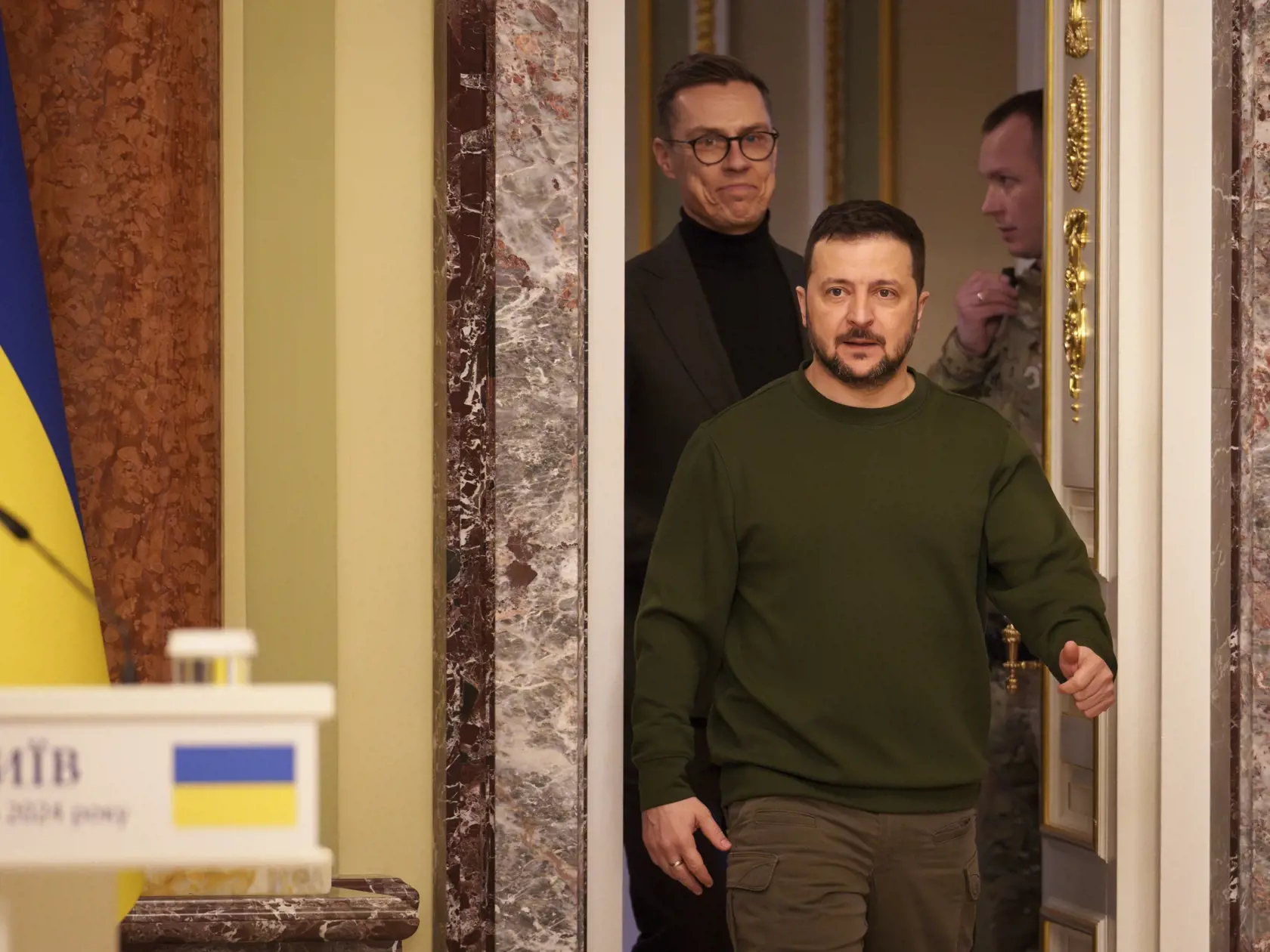 KK46 Kyjev - Fínsky prezident Alexander Stubb (vľavo) a ukrajinský prezident Volodymyr Zeleneskyj prichádzajú na tlačovú konferenciu v Kyjeve 3. apríla 2024. FOTO TASR/AP
Finland's President Alexander Stubb, left, arrives for a press conference with Ukraine's President Volodymyr Zelenskyy in Kyiv, Ukraine, Wednesday, April 3, 2024. (AP Photo/Vadim Ghirda)