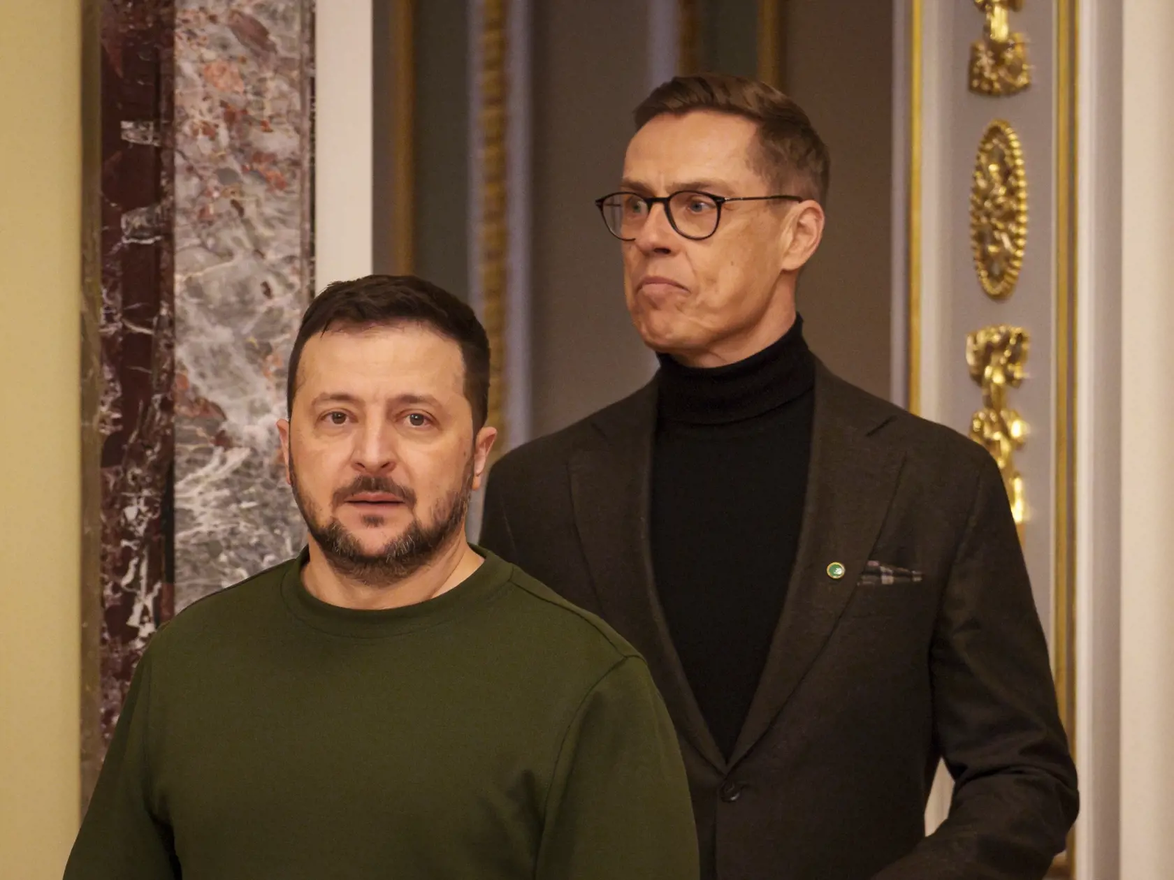 KK43 Kyjev - Fínsky prezident Alexander Stubb (vpravo) a ukrajinský prezident Volodymyr Zeleneskyj prichádzajú na tlačovú konferenciu v Kyjeve 3. apríla 2024. FOTO TASR/AP
Finland's President Alexander Stubb, right, arrives for a press conference with Ukraine's President Volodymyr Zelenskyy in Kyiv, Ukraine, Wednesday, April 3, 2024. (AP Photo/Vadim Ghirda)