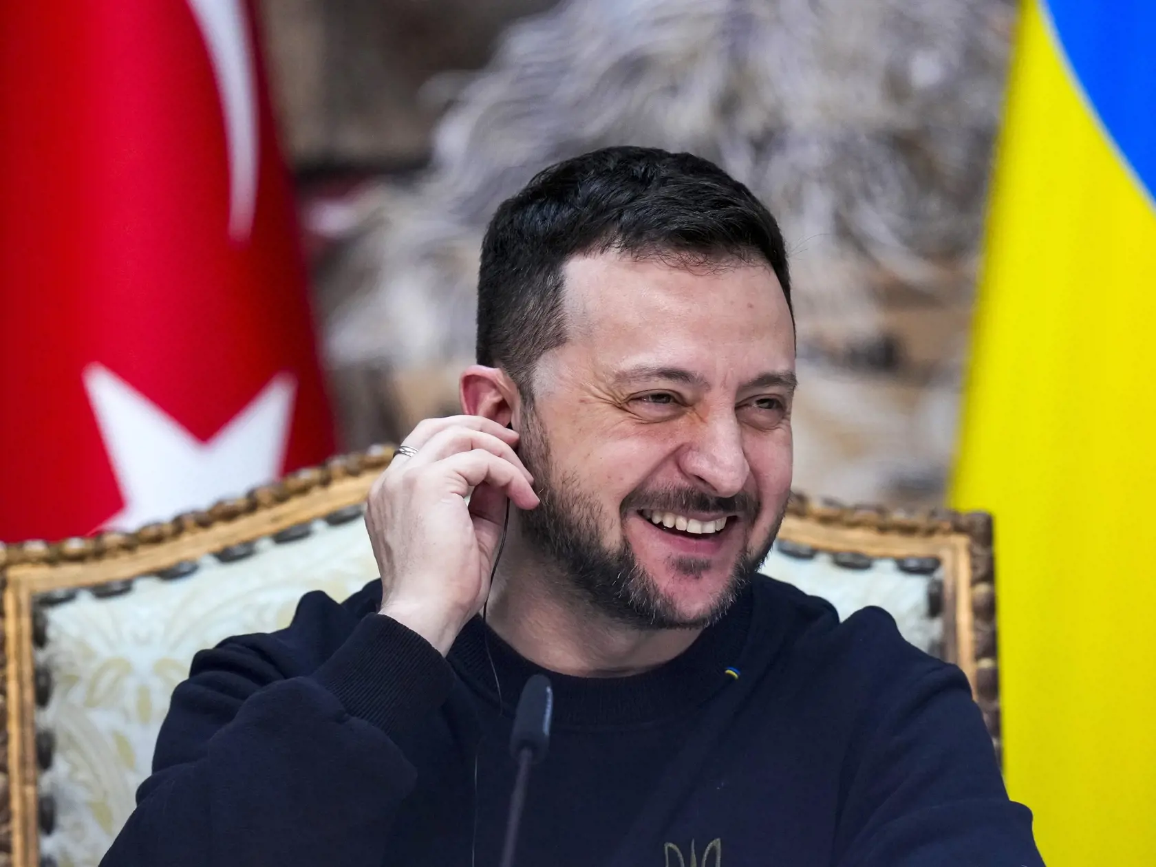 KK52 Istanbul -  Ukrajinský prezident Volodymyr Zelenskyj sa usmieva počas tlačovej konferencie s tureckým prezidentom Recepom Tayyipom Erdoganom v Istanbule v piatok 8. marca 2024.  FOTO TASR/AP

Ukrainian President Volodymyr Zelenskyy smiles during a joint news conference with Turkish President Recep Tayyip Erdogan following their meeting at Dolmabahce palace in Istanbul, Turkey, Friday, March 8, 2024. (AP Photo/Francisco Seco)