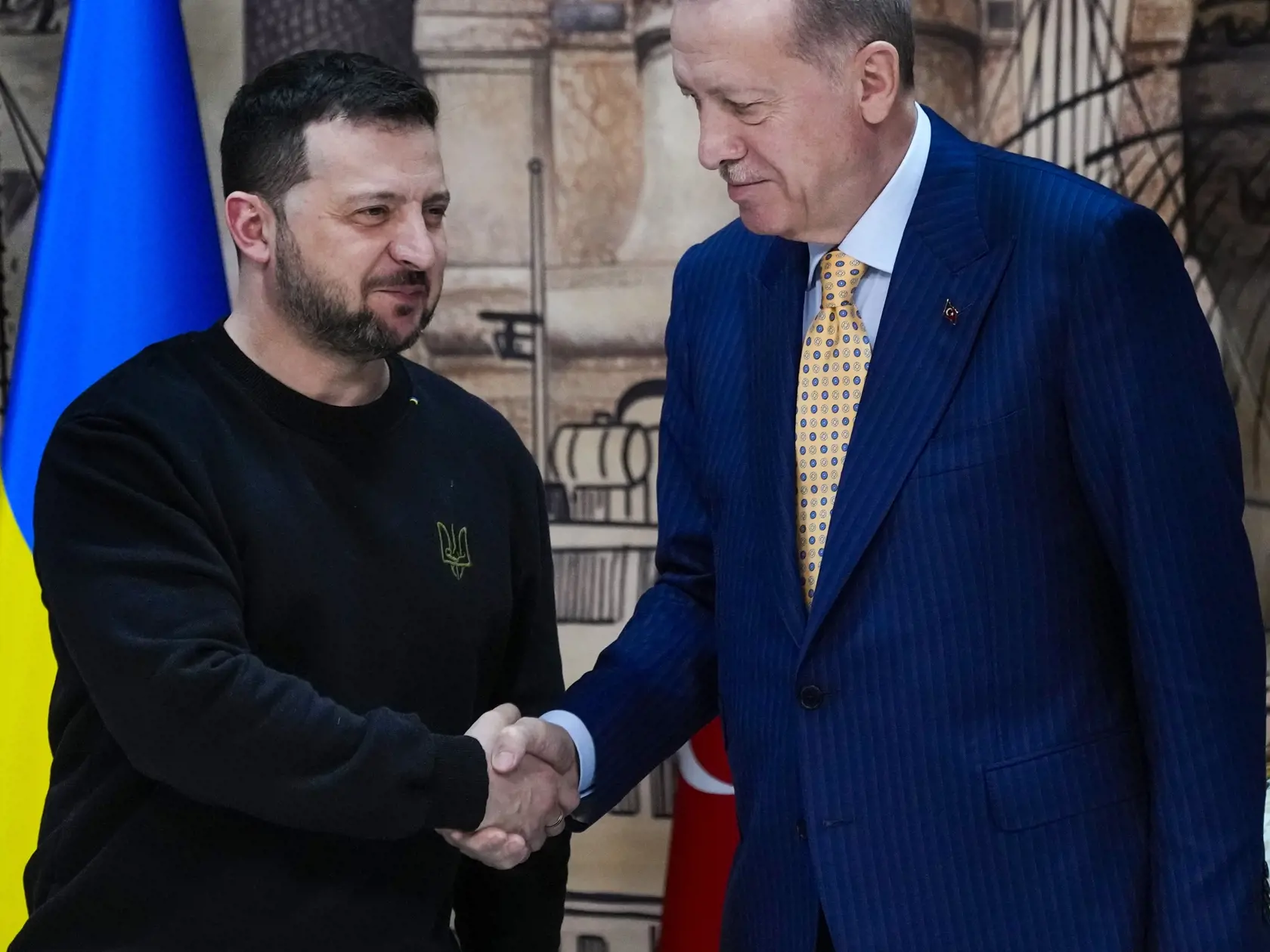 KK47 Istanbul -  Turecký prezident Recep Tayyip Erdogan (vpravo) a ukrajinský prezident Volodymyr Zelenskyj si podávajú ruky na konci tlačovej konferencie v Istanbule v piatok 8. marca 2024.  FOTO TASR/AP

Turkish President Recep Tayyip Erdogan, right, shakes hands with Ukrainian President Volodymyr Zelenskyy at the end of a join news conference following their meeting at Dolmabahce palace in Istanbul, Turkey, Friday, March 8, 2024. (AP Photo/Francisco Seco)