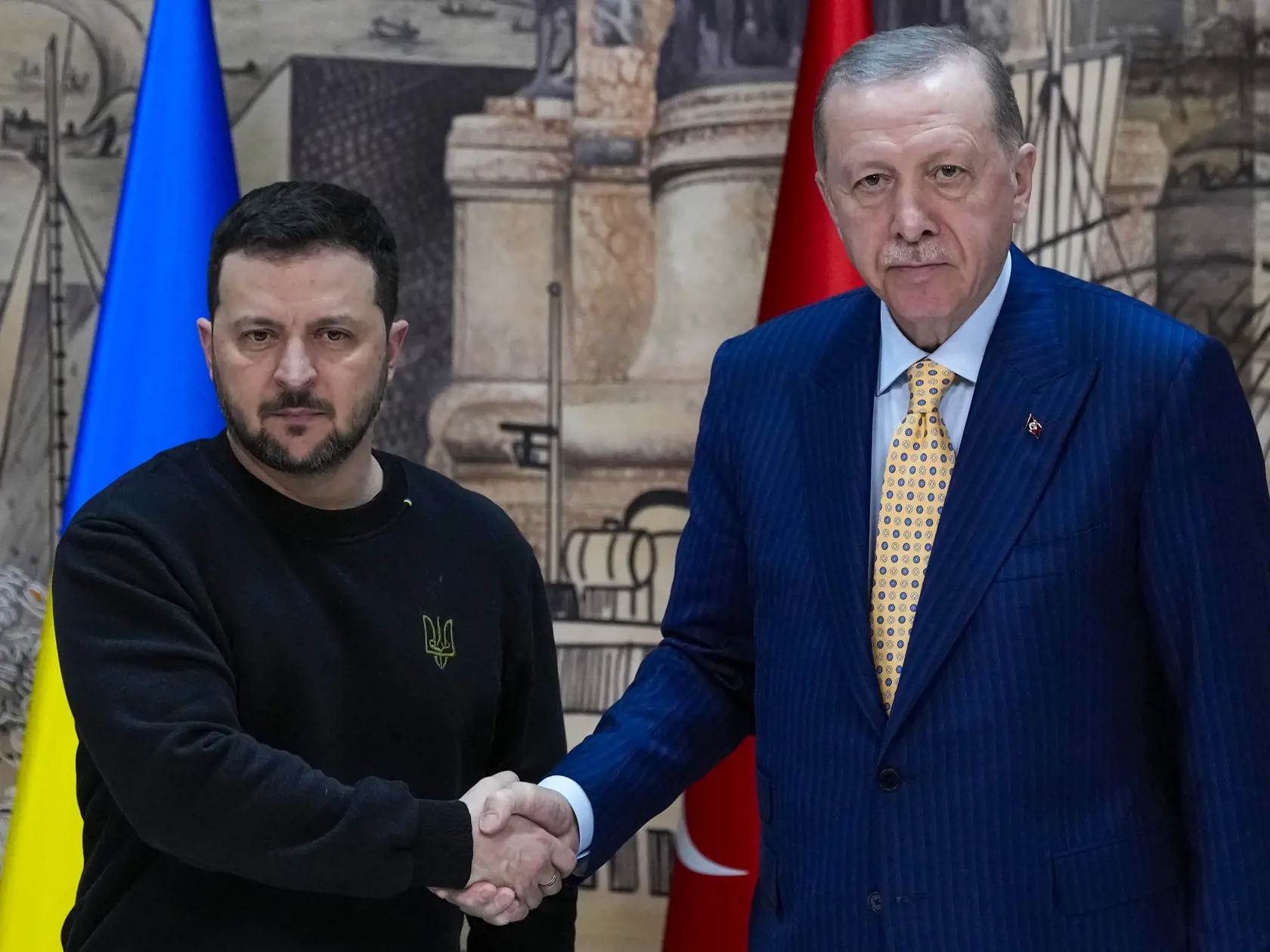 KK49 Istanbul -  Turecký prezident Recep Tayyip Erdogan (vpravo) a ukrajinský prezident Volodymyr Zelenskyj si podávajú ruky na konci tlačovej konferencie v Istanbule v piatok 8. marca 2024.  FOTO TASR/AP

Turkish President Recep Tayyip Erdogan, right, shakes hands with Ukrainian President Volodymyr Zelenskyy at the end of a join news conference following their meeting at Dolmabahce palace in Istanbul, Turkey, Friday, March 8, 2024. (AP Photo/Francisco Seco)