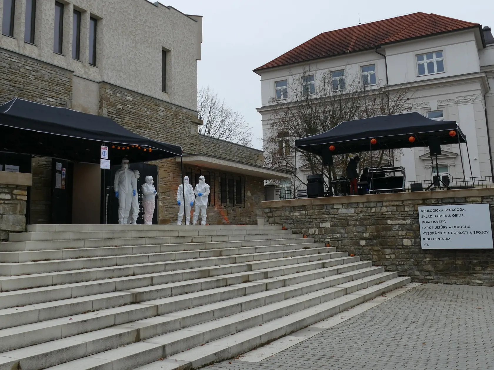 V nedeľu pokračovalo druhým dňom celoplošné testovanie na ochorenie COVID-19. Testovanie sa koná od soboty do 31. októbra do nedele 1. novembra. Na snímke testovanie na ochorenie COVID-19 v Novej synagóge v Žiline dňa 1. novembra 2020. FOTO TASR - Erika Ďurčová