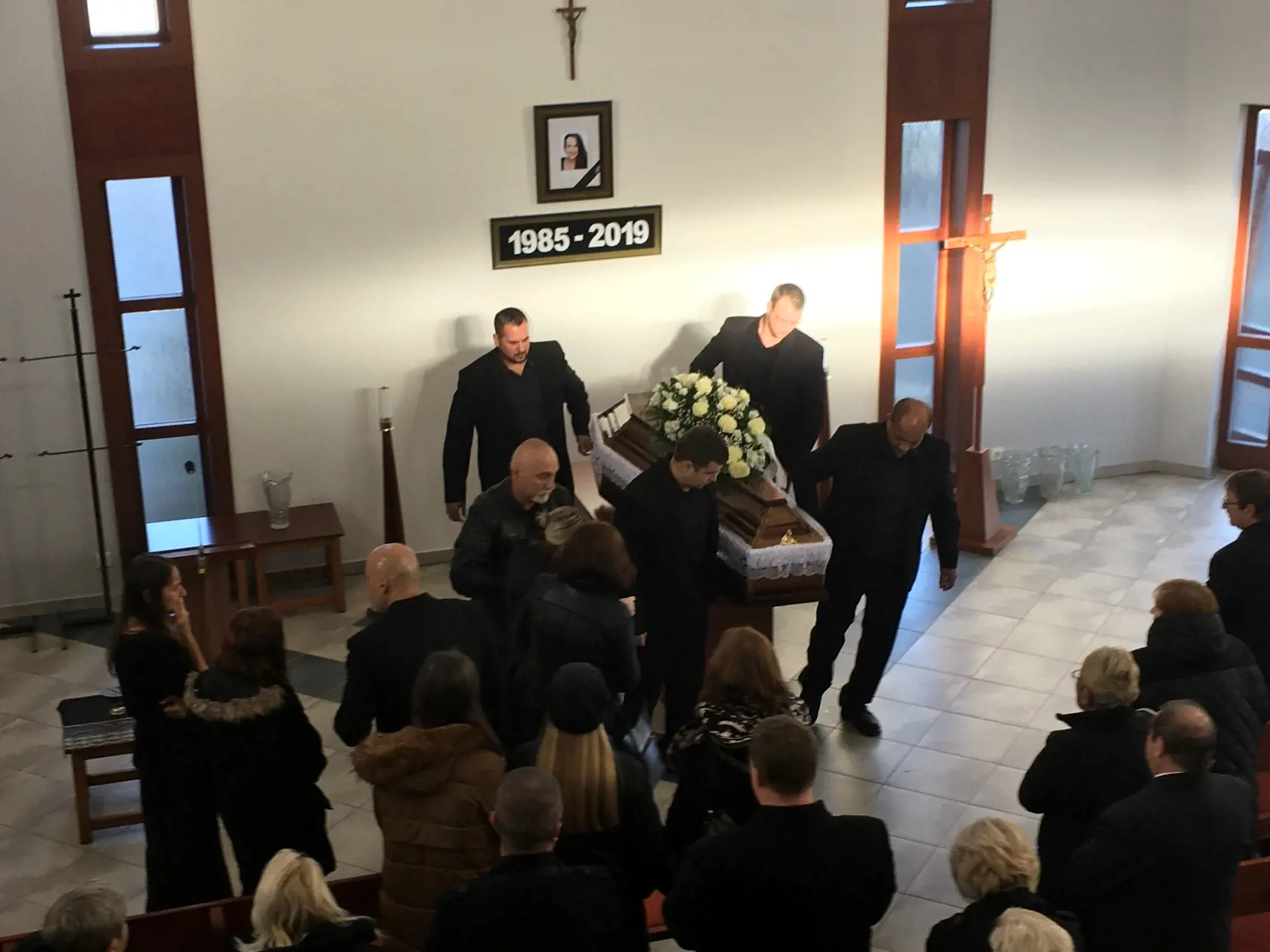 S Violou Macákovou (†34) sa naposledy rozlúčili v sninskom dome smútku.