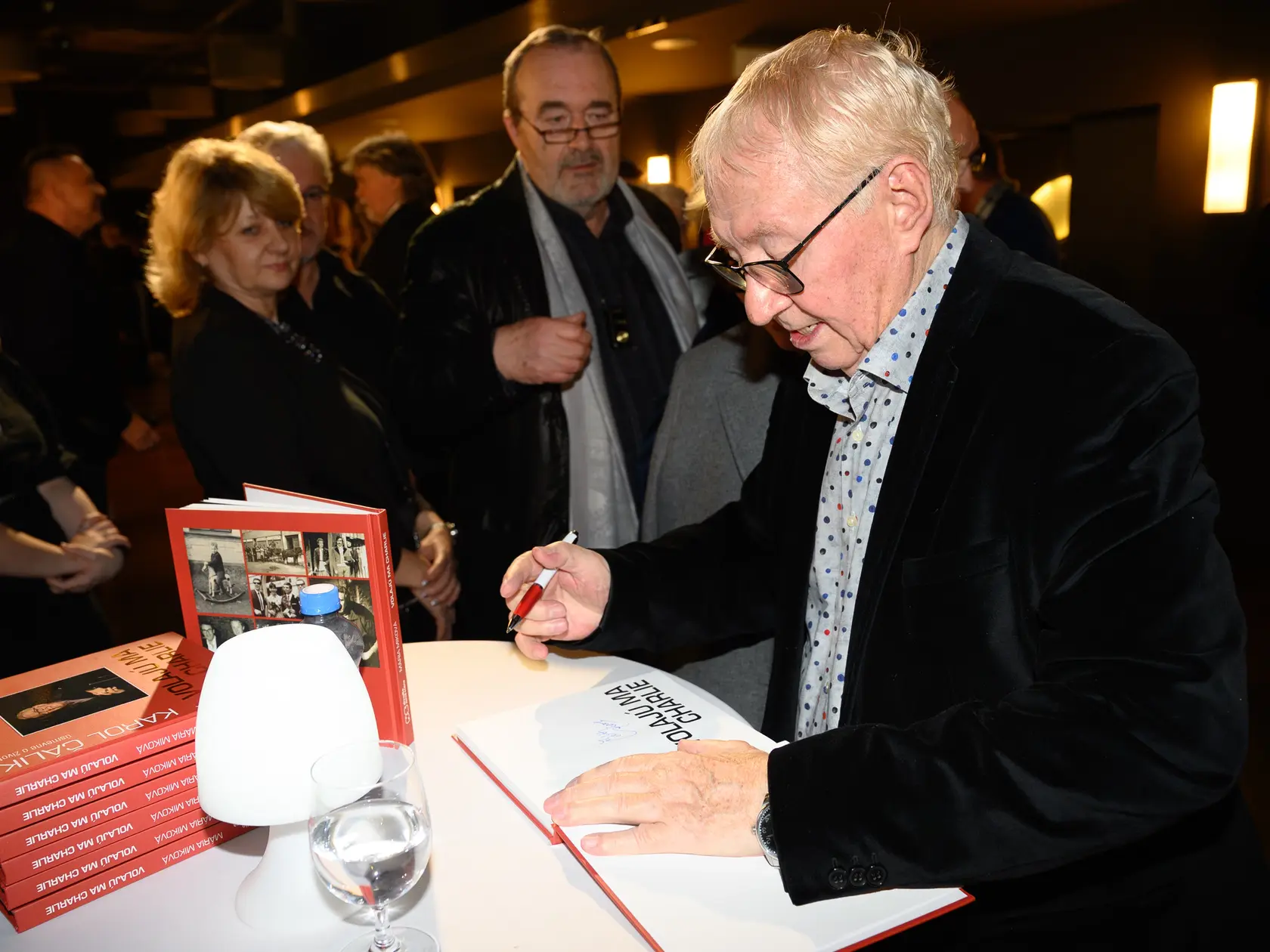 Legendárny Karol Čálik pred pár dňami oslávil 80. narodeniny a zároveň pokrstil knižku. Takto to na oslave vyzeralo...