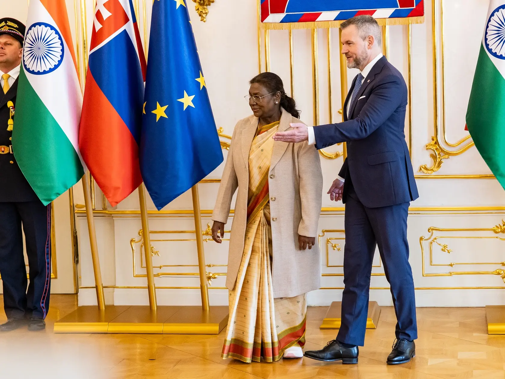 Prezident SR Peter Pellegrini víta v Grasalkovičovom paláci prezidentku Indickej republiky Draupadi Murmúovú.
