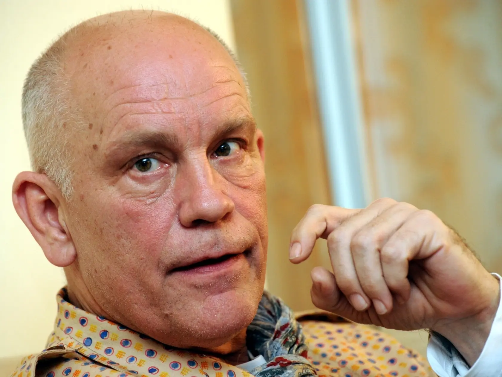 Známy John Malkovich prišiel v Prahe o svoje osobné veci.