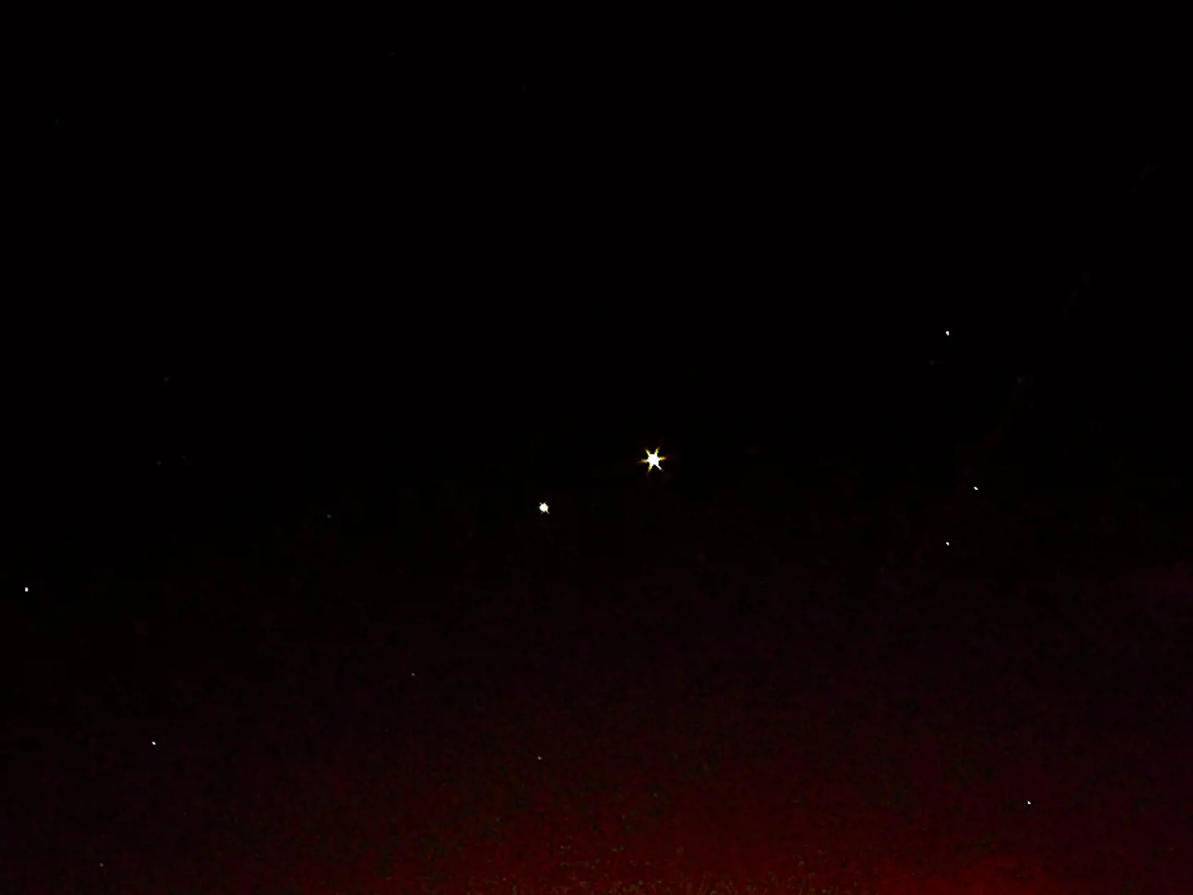 Fotografka zachytila randenie dvoch planét na oblohe. Jupiter (vľavo) a Venuša.