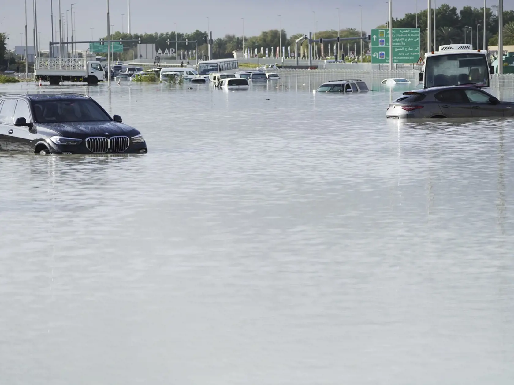 Búrky zasiahli Dubaj v noci na utorok, pričom sa zintenzívnili v utorok o 9.00 h miestneho času a počas dňa neutíchali. Miestne meteorologické úrady v utorok večer uviedli, že za uplynulých 24 hodín spadlo v meste viac ako 142 milimetrov zrážok.