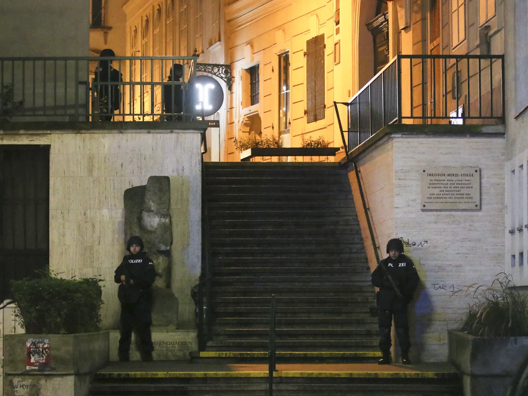 WA 3 Viedeň - Policajti hliadkujú po streľbe pri schodoch vedúcich k synagóge vo Viedni v pondelok 2. novembra 2020. Už druhá obeť podľahla zraneniam po teroristickom útoku v pondelok večer v centre rakúskej metropoly Viedeň. Zahynul aj útočník, ktorého smrteľne postrelila polícia. Starosta Viedne Michael Ludwig to uviedol pre verejnoprávnu stanicu ORF. Žena, ktorá sa nachádzala náhodou na mieste činu, zomrela v nemocnici. Najmenej jeden podozrivý z pondelkového teroristického útoku vo Viedni je
