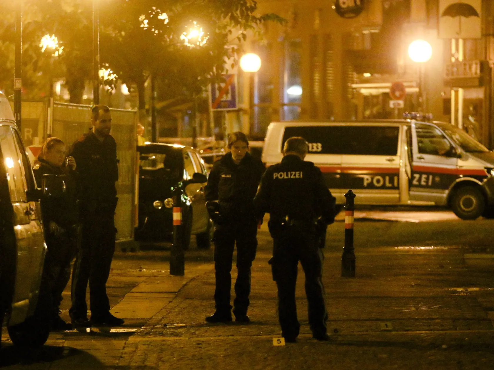 WA 5 Viedeň - Policajti hliadkujú na ulici, kde došlo k streľbe v centre Viedne v utorok 3. novembra 2020. Už druhá obeť podľahla zraneniam po teroristickom útoku v pondelok večer v centre rakúskej metropoly Viedeň. Zahynul aj útočník, ktorého smrteľne postrelila polícia. Starosta Viedne Michael Ludwig to uviedol pre verejnoprávnu stanicu ORF. Žena, ktorá sa nachádzala náhodou na mieste činu, zomrela v nemocnici. Najmenej jeden podozrivý z pondelkového teroristického útoku vo Viedni je stále na 