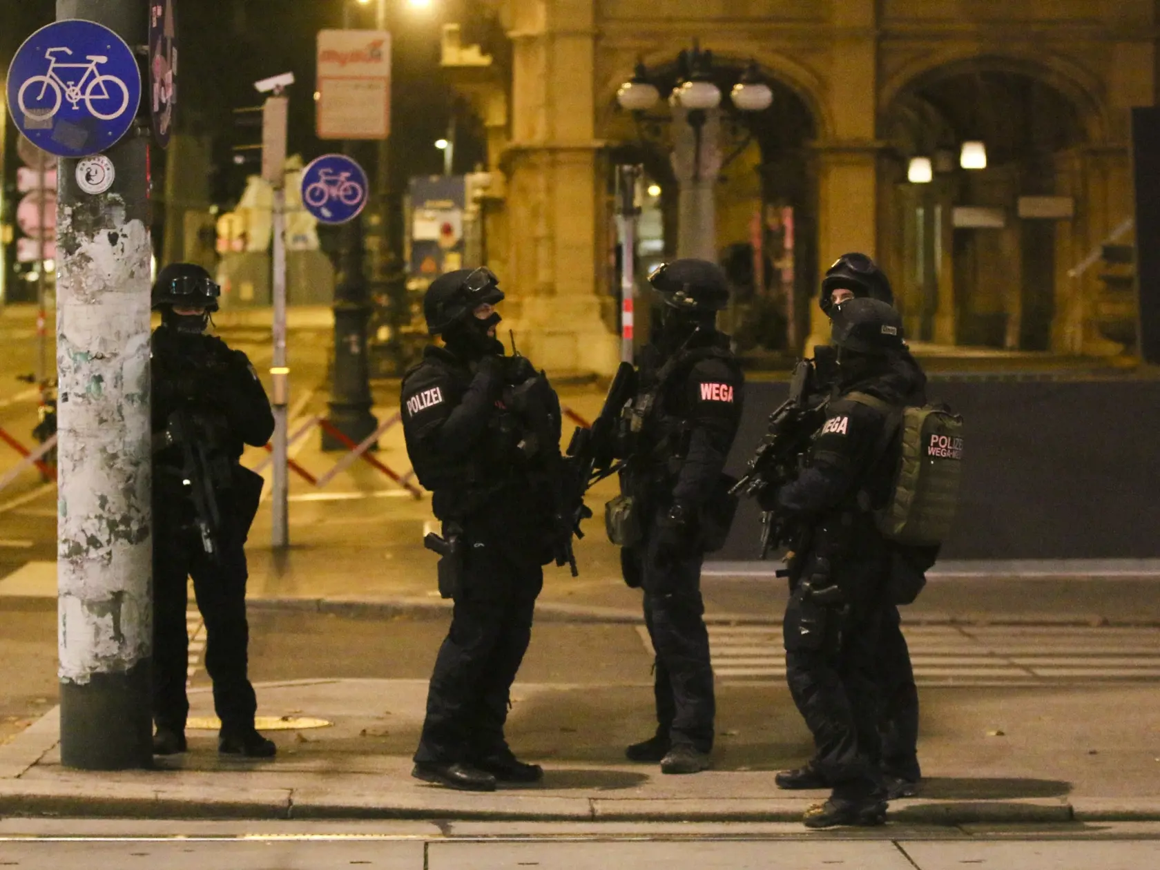 WA 6 Viedeň - Policajti hliadkujú po streľbe v centre Viedne v utorok 3. novembra 2020. Už druhá obeť podľahla zraneniam po teroristickom útoku v pondelok večer v centre rakúskej metropoly Viedeň. Zahynul aj útočník, ktorého smrteľne postrelila polícia. Starosta Viedne Michael Ludwig to uviedol pre verejnoprávnu stanicu ORF. Žena, ktorá sa nachádzala náhodou na mieste činu, zomrela v nemocnici. Najmenej jeden podozrivý z pondelkového teroristického útoku vo Viedni je stále na úteku. Oznámil to r