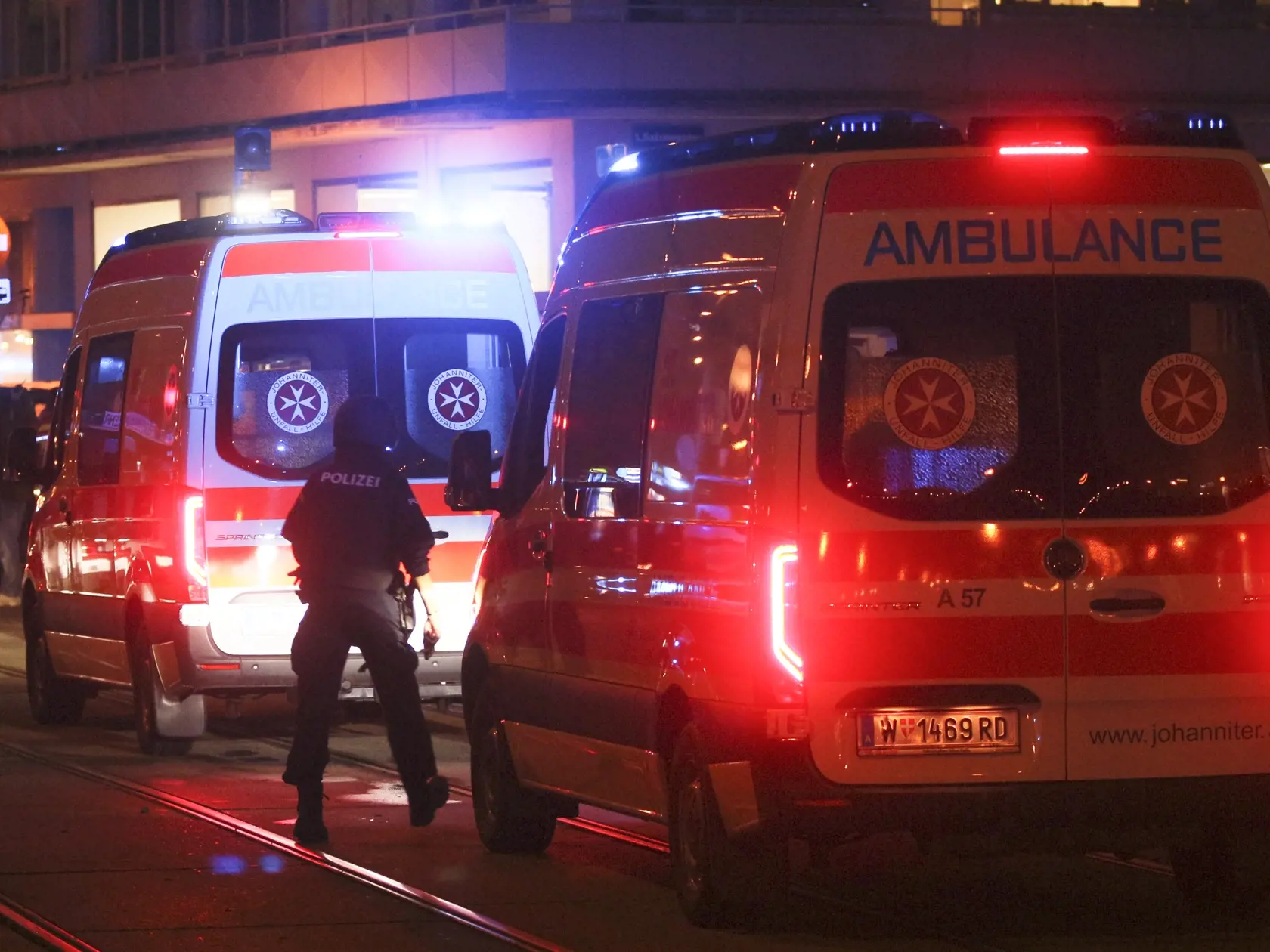 WA 1 Viedeň - Policajt kráča okolo sanitiek po streľbe neďaleko synagógy vo Viedni v pondelok 2. novembra 2020.Už druhá obeť podľahla zraneniam po teroristickom útoku v pondelok večer v centre rakúskej metropoly Viedeň. Zahynul aj útočník, ktorého smrteľne postrelila polícia. Starosta Viedne Michael Ludwig to uviedol pre verejnoprávnu stanicu ORF. Žena, ktorá sa nachádzala náhodou na mieste činu, zomrela v nemocnici. Najmenej jeden podozrivý z pondelkového teroristického útoku vo Viedni je stále
