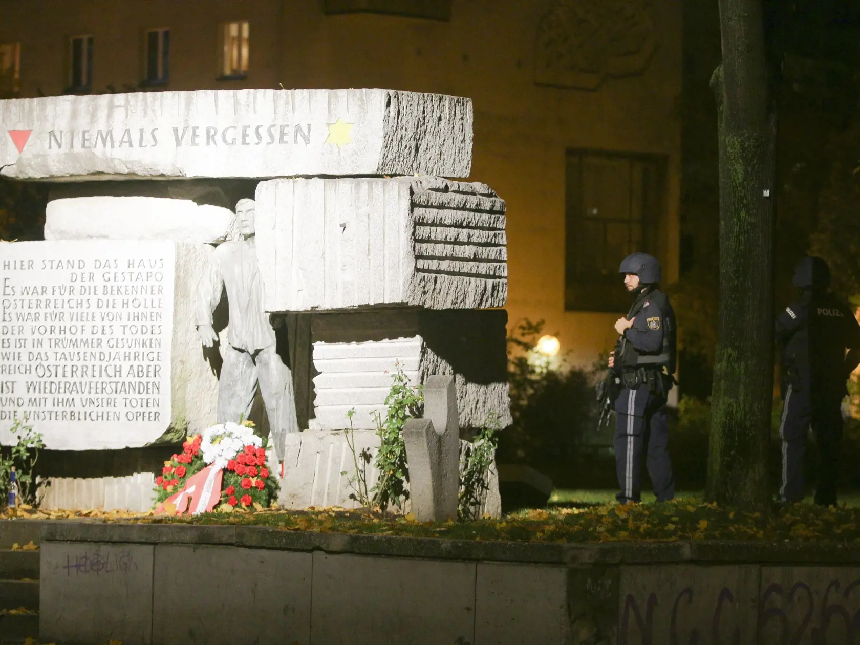 WA 4 Viedeň - Policajti hliadkujú po streľbe pri pamätníku obetí nacistickej éry vo Viedni v pondelok 2. novembra 2020. Už druhá obeť podľahla zraneniam po teroristickom útoku v pondelok večer v centre rakúskej metropoly Viedeň. Zahynul aj útočník, ktorého smrteľne postrelila polícia. Starosta Viedne Michael Ludwig to uviedol pre verejnoprávnu stanicu ORF. Žena, ktorá sa nachádzala náhodou na mieste činu, zomrela v nemocnici. Najmenej jeden podozrivý z pondelkového teroristického útoku vo Viedni