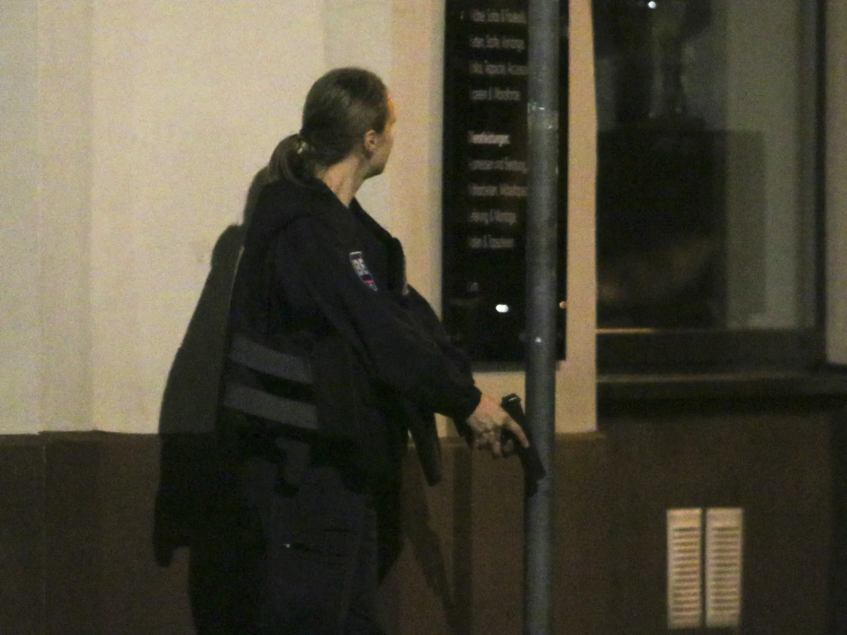 KK53 Viedeň - Na videosnímke policajtka zasahuje na mieste po streľbe neďaleko synagógy 2. novembra 2020 vo Viedni. Jeden páchateľ pondelňajšej streľby pri synagóge v centre Viedne prišiel zrejme o život a druhý je pravdepodobne na úteku. Informovala o tom agentúra APA s odvolaním sa na rakúske ministerstvo vnútra.  Podľa rezortu vnútra išlo zrejme o teroristický útok alebo amok. Ako píše stanica ORF, k streľbe došlo krátko po 20.00 h. Polícia hlásila viacerých zranených, pričom podľa denníka Kr