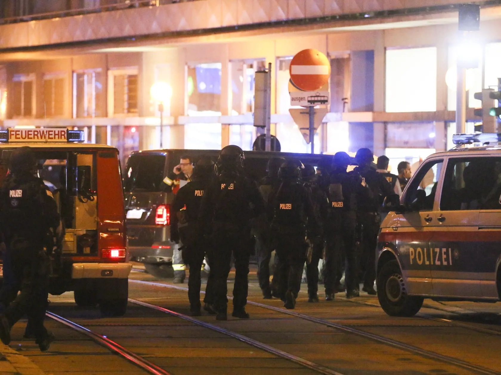 KK54 Viedeň - Na videosnímke policajti zasahujú na mieste po streľbe neďaleko synagógy 2. novembra 2020 vo Viedni. Jeden páchateľ pondelňajšej streľby pri synagóge v centre Viedne prišiel zrejme o život a druhý je pravdepodobne na úteku. Informovala o tom agentúra APA s odvolaním sa na rakúske ministerstvo vnútra.  Podľa rezortu vnútra išlo zrejme o teroristický útok alebo amok. Ako píše stanica ORF, k streľbe došlo krátko po 20.00 h. Polícia hlásila viacerých zranených, pričom podľa denníka Kro