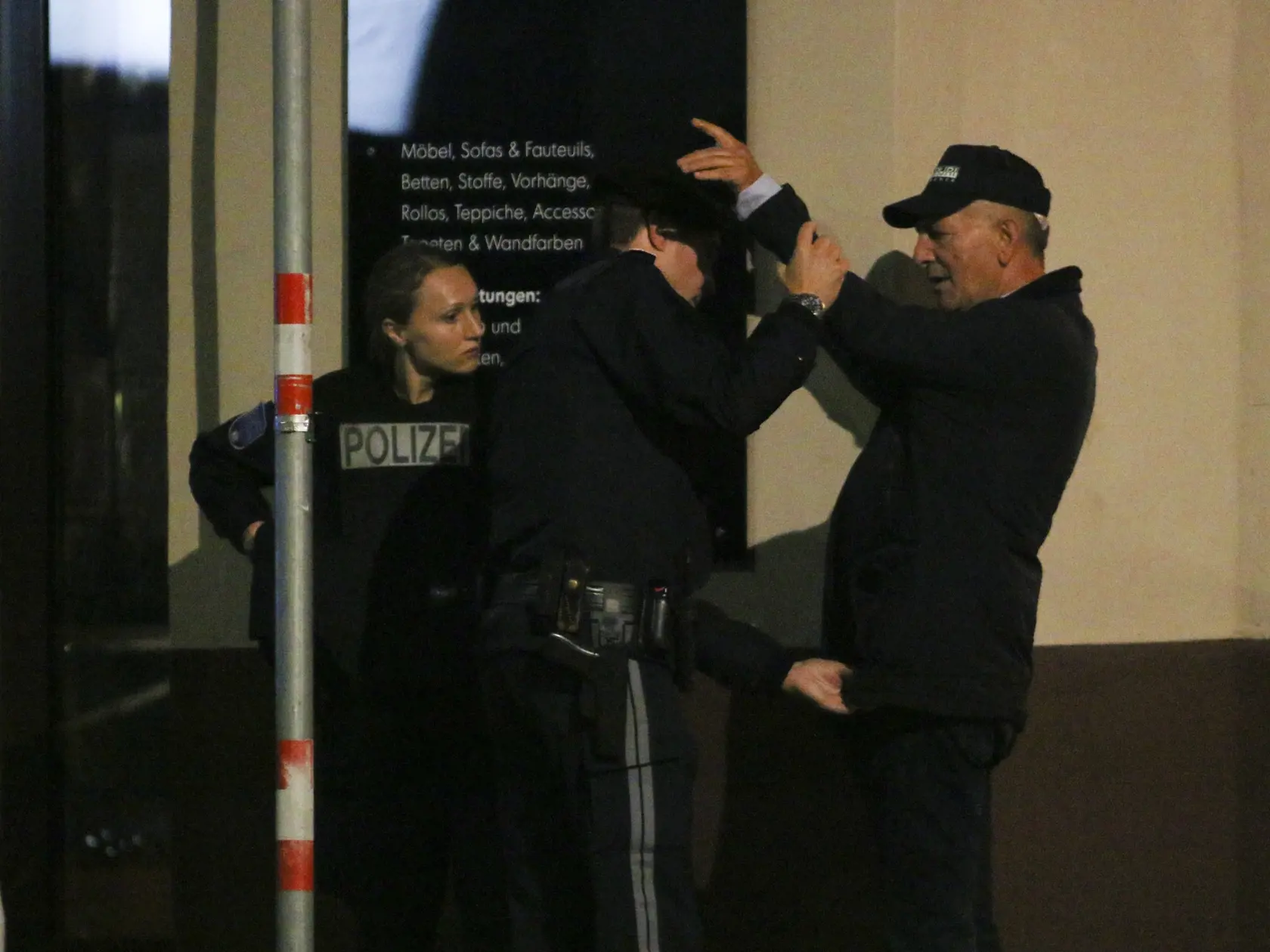 KK50 Viedeň - Policajti kontrolujú osobu po streľbe neďaleko synagógy 2. novembra 2020 vo Viedni. Jeden páchateľ pondelňajšej streľby pri synagóge v centre Viedne prišiel zrejme o život a druhý je pravdepodobne na úteku. Informovala o tom agentúra APA s odvolaním sa na rakúske ministerstvo vnútra.  Podľa rezortu vnútra išlo zrejme o teroristický útok alebo amok. Ako píše stanica ORF, k streľbe došlo krátko po 20.00 h. Polícia hlásila viacerých zranených, pričom podľa denníka Kronen Zeitung utrpe