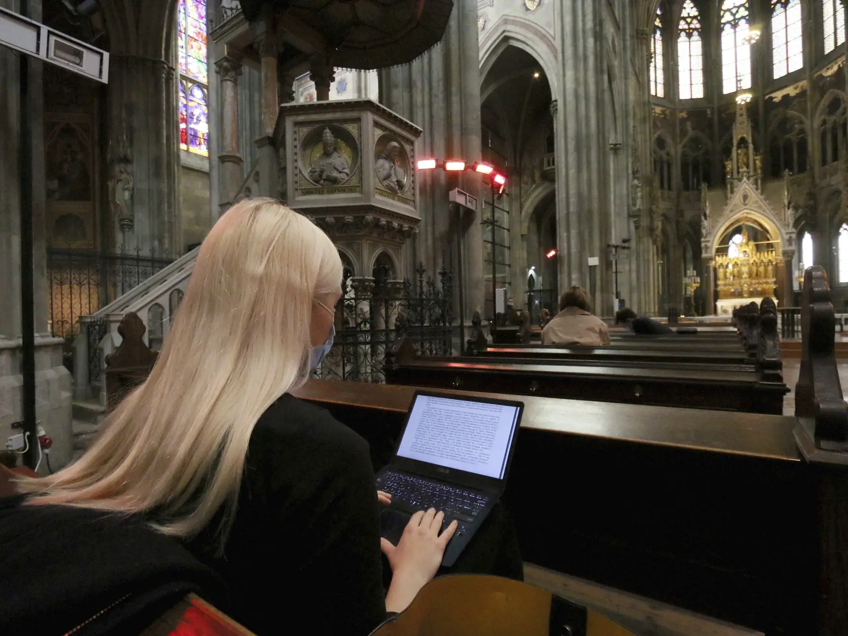 WA 1 Viedeň - Vysokoškoláci počas vyučovania prostredníctvom videostreamu, ktoré prebieha v novogotickom kostole Votivkirche vo Viedni vo štvrtok 15. októbra 2020. Kostol sa zmenil na prednáškovú sieň pre študentov Viedenskej univerzity v dôsledku koronavírusovej pandémie. FOTO TASR/AP 


Students attend lectures via a video stream in the neo-gothic church 'Votivkirche' in Vienna, Austria, Thursday, Oct. 15, 2020. Due to the COVID-19 pandemic the church was converted into an auditorium for the u