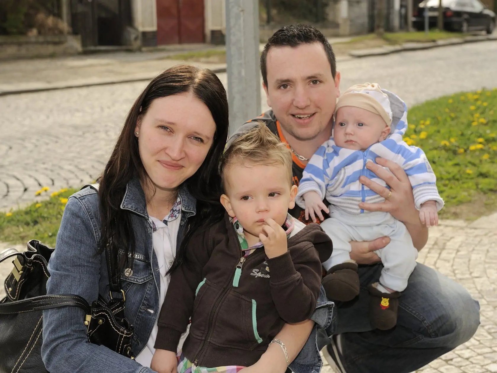 Rodinka se vrací z jarní procházky: Lucie, Vojta,