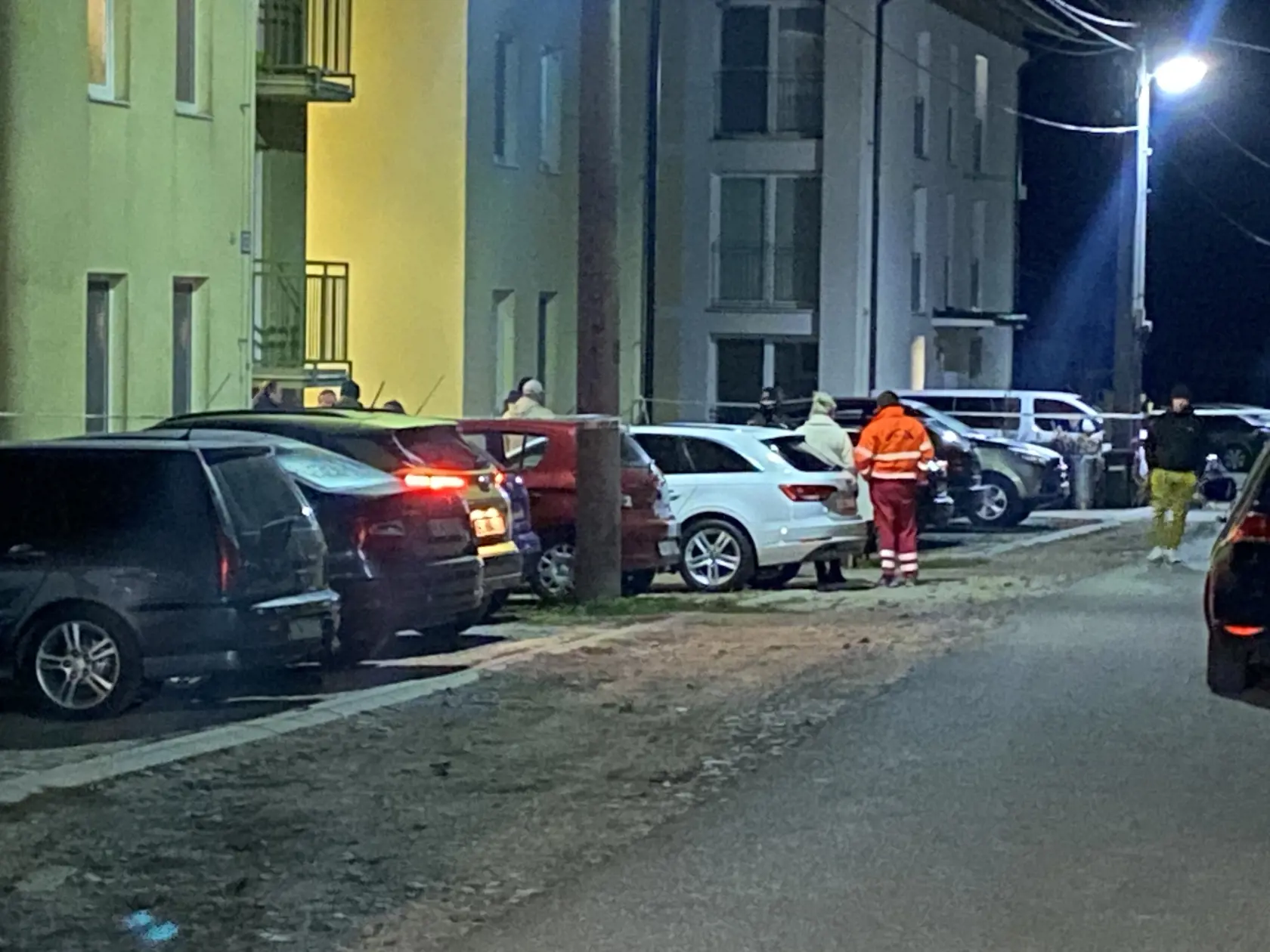 Ulica hrôzy. V Rokytove pri Bardejove, v prvom bytovom dome vľavo na fotografii, na prízemí, policajt zastrelil iba mesačné bábätko a potom zbraň obrátil proti sebe