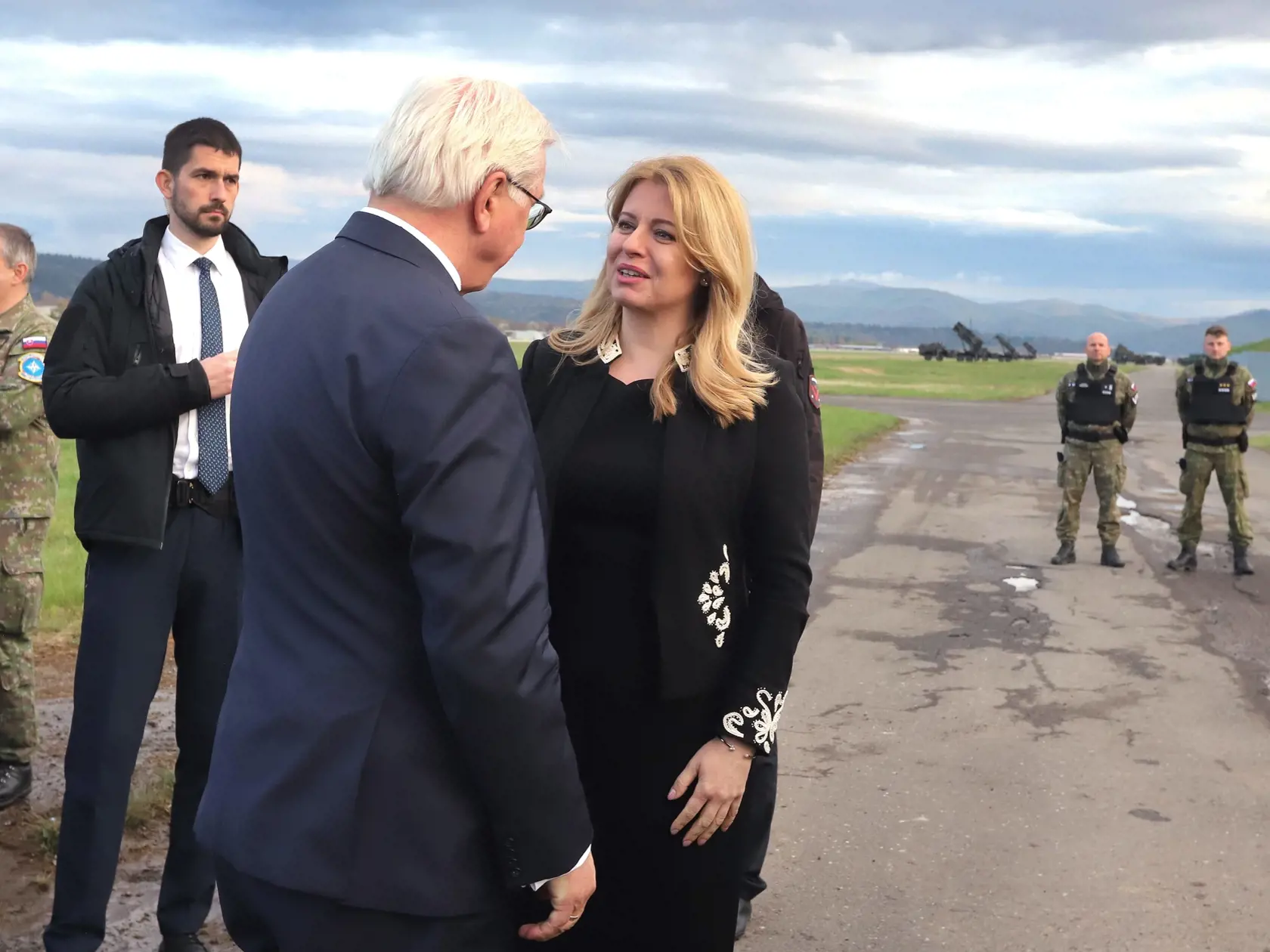 Prezidentka SR Zuzana Čaputová spolu nemeckým prezidentom Frank-Walter Steinmeierom navštívili leteckú základňu Sliač, kde už niekoľko týždňov pôsobia aj nemeckí vojaci v rámci posilnenia obrany východného krídla NATO a spoločne si prezreli systém protivzdušnej obrany Patriot. Na snímke prezidentka SR Zuzana Čaputová (uprostred) a nemecký prezident Frank-Walter Steinmeier na leteckej základni Sliač v okrese Zvolen 27. apríla 2022. FOTO TASR - Ján Krošlák