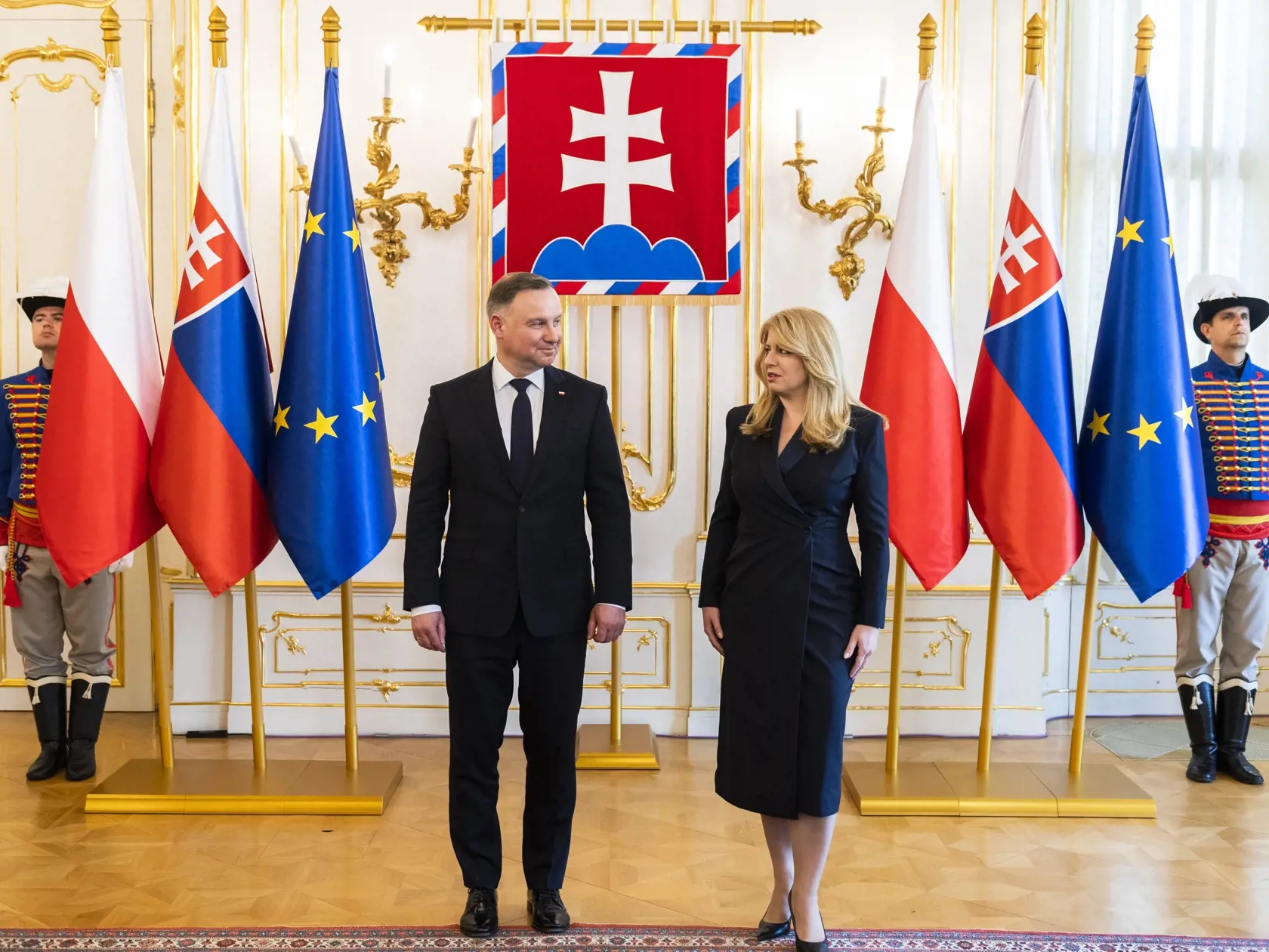Na snímke prezidentka SR Zuzana Čaputová a poľský prezident Andrzej Duda počas prijatia v rámci jeho pracovnej návštevy SR  11. mája 2022 v Prezidentskom paláci Bratislave. FOTO TASR - Jaroslav Novák