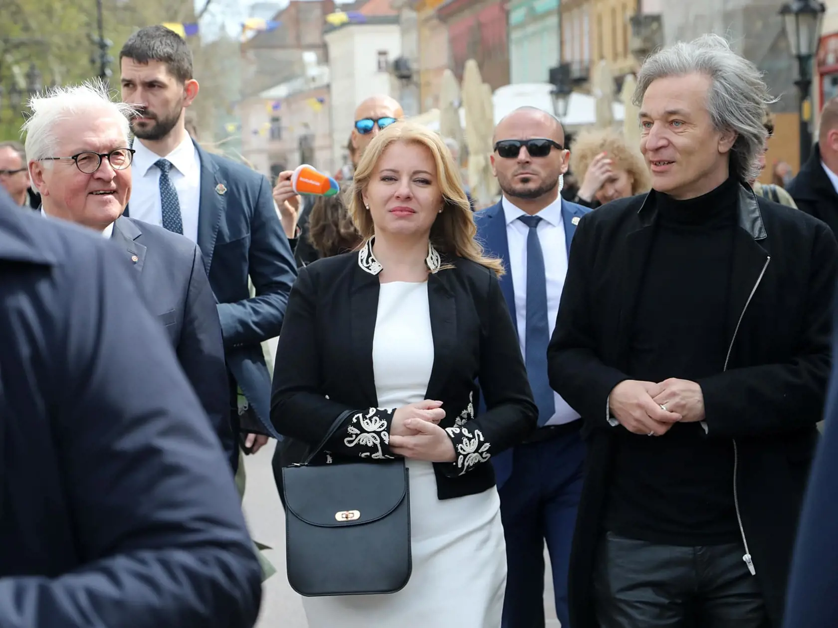 Prezidentka s nemeckým kolegom sa prešli po Hlavnej ulici. Sprevádzal ich sprievodca turistov mestom Košice Milan Kolcun.