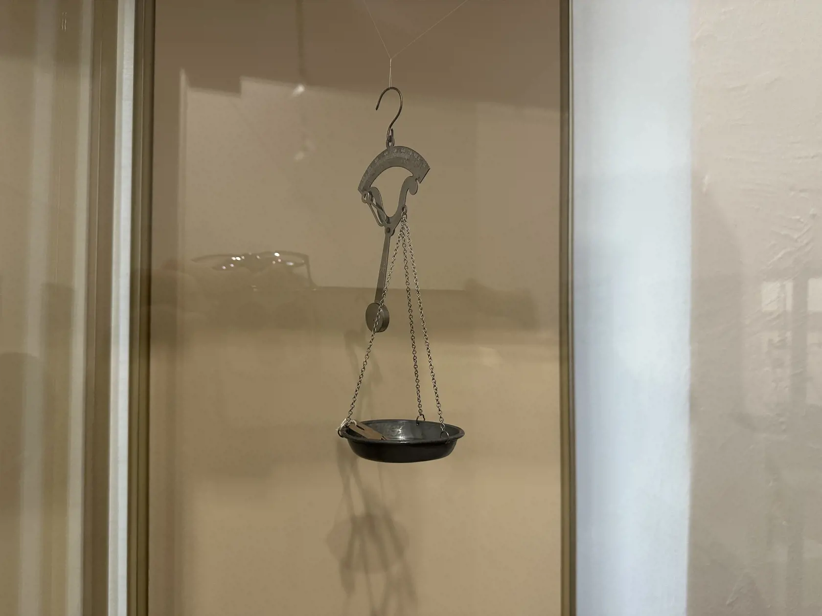Hoci málokto mu len tak váhy podaruje, je to jeho záľubou. A teda neváha si za ne zaplatiť. „Cifry behajú hore-dole, všetko je už dnes aj tak o dohode. Môže to byť päťdesiat eur, ale aj šesťsto či osemsto. Ide len o to, ako si ten človek váži umenie a históriu. Aby si neskôr nepovedal, že radšej som si mohol nové topánky kúpiť,“ konštatuje michalovský zberateľ.