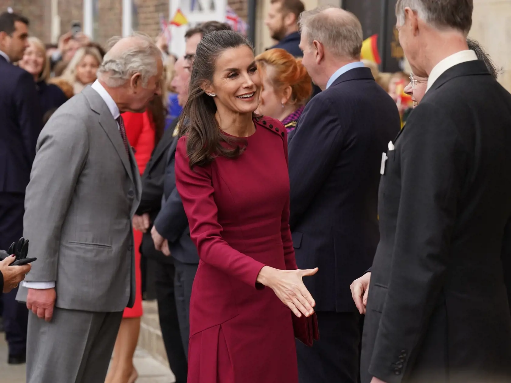 PK 38 Bishop Auckland - Na snímke v popredí prvý zľava britský princ Charles a druhá zľava španielska kráľovná Letizia počas návštevy Španielskej umeleckej galérie v anglickom Bishop Aucklande v utorok 5. apríla 2022. FOTO TASR/AP

Britain's Prince Charles, left, and Queen Letizia of Spain arrive for a visit to the Spanish Art Gallery, in Bishop Auckland, County Durham, England, Tuesday, April 5, 2022. (Owen Humphreys/PA via AP)