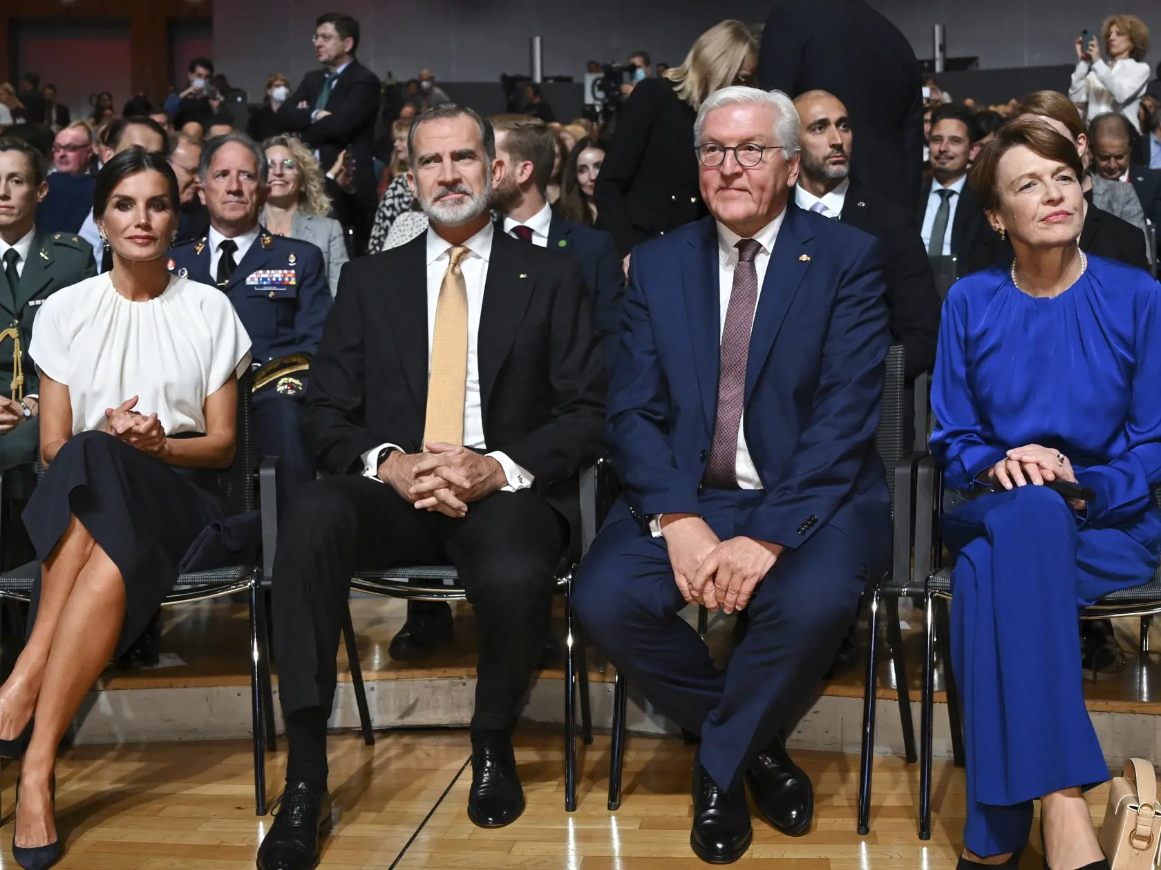 KK33 Frankfurt nad Mohanom - Španielsky kráľ Filip VI. (druhý vľavo), španielska kráľovná Letizia (vľavo), nemecký prezident Frank-Walter Steinmeier a jeho manželka  Elke Büdenbenderová počas otvorenia 74. ročníka Medzinárodného knižného festivalu 18. októbra 2022 vo Frankfurte nad Mohanom.  Prihlásených je tento rok okolo 4000 vystavovateľov z 95 krajín a čestným hosťom veľtrhu je Španielsko. FOTO TASR/AP
King Felipe VI of Spain and Queen Letizia, left, and as German President Frank-Walter Stei