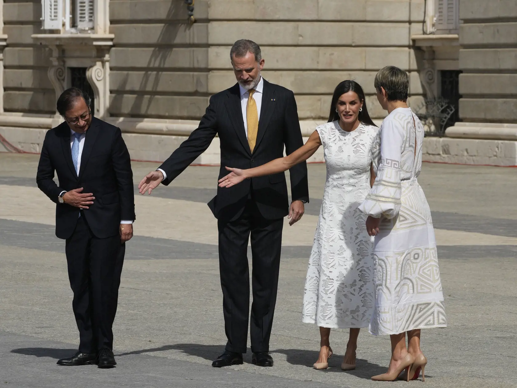 JB 31 Madrid - Kolumbijský prezident Gustavo Petro (vľavo) a prvá dáma Kolumbie Veronica Alcocerová (vpravo) pózujú so španielskym kráľom Filipom (druhý zľava) a španielskou kráľovnou Letiziou (druhá sprava) počas privítania pred ich stretnutím v Kráľovskom paláci v Madride 3. mája 2023. FOTO TASR/AP


Colombia's President Gustavo Petro, left, Spain's King Felipe, 2nd left, Spain's Queen Letizia, 3rd left and Colombia's First Lady Veronica Alcocer take position during a welcome ceremony at the R