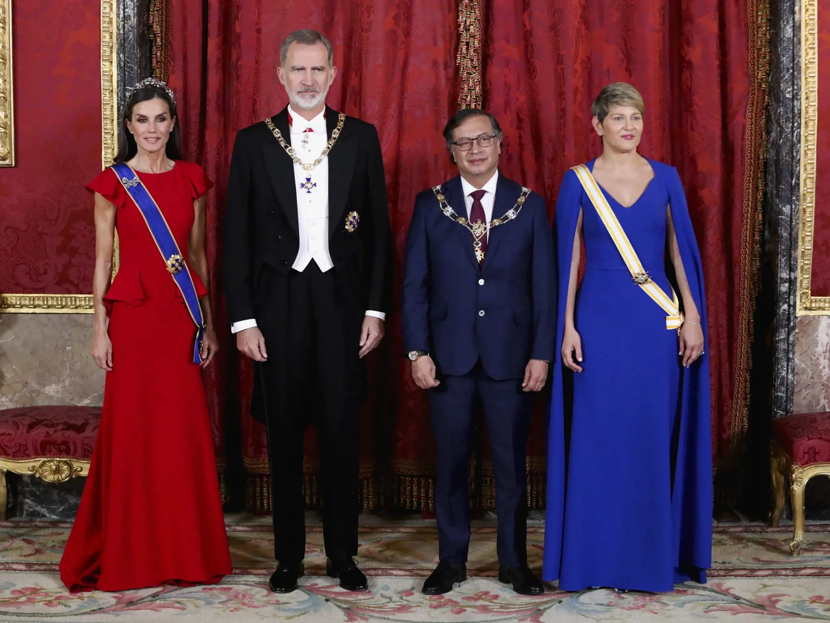 JB 16 Madrid - Kolumbijský prezident Gustavo Petro (druhý sprava) a prvá dáma Kolumbie Veronica Alcocerová (vpravo) pózujú so španielskym kráľom Filipom (druhý zľava) a španielskou kráľovnou Letiziou (vľavo) počas gala recepcie v Kráľovskom paláci v Madride 3. mája 2023. FOTO TASR/AP


Colombia's President Gustavo Petro, 3rd left and First Lady Veronica Alcocer pose with Queen Letizia, left and Spain's King Felipe before a gala dinner at the Royal Palace May 3, 2023. Petro is on a state visit to