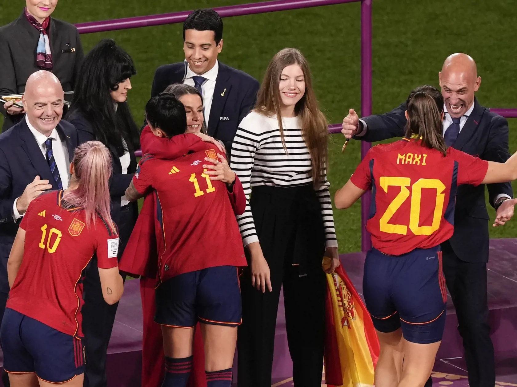 KK63 Sydney -  Prezident Španielskej futbalovej federácie (RFEF) Luis Rubiales (vpravo), španielska futbalistka Rocio Galvezová (chrbtom vpravo), prezident FIFA Gianni Infantino (vľavo), španielske futbalistky Jennifer Hermosová, Alexia Putellasová a španielska kráľovná Letizia si gratulujú na pódiu počas medailovej ceremónie po víťazstve Španielska nad Anglickom vo finále na MS vo futbale žien v Sydney 20. augusta 2023. Prezident Španielskej futbalovej federácie (RFEF) Luis Rubiales si vyslúžil
