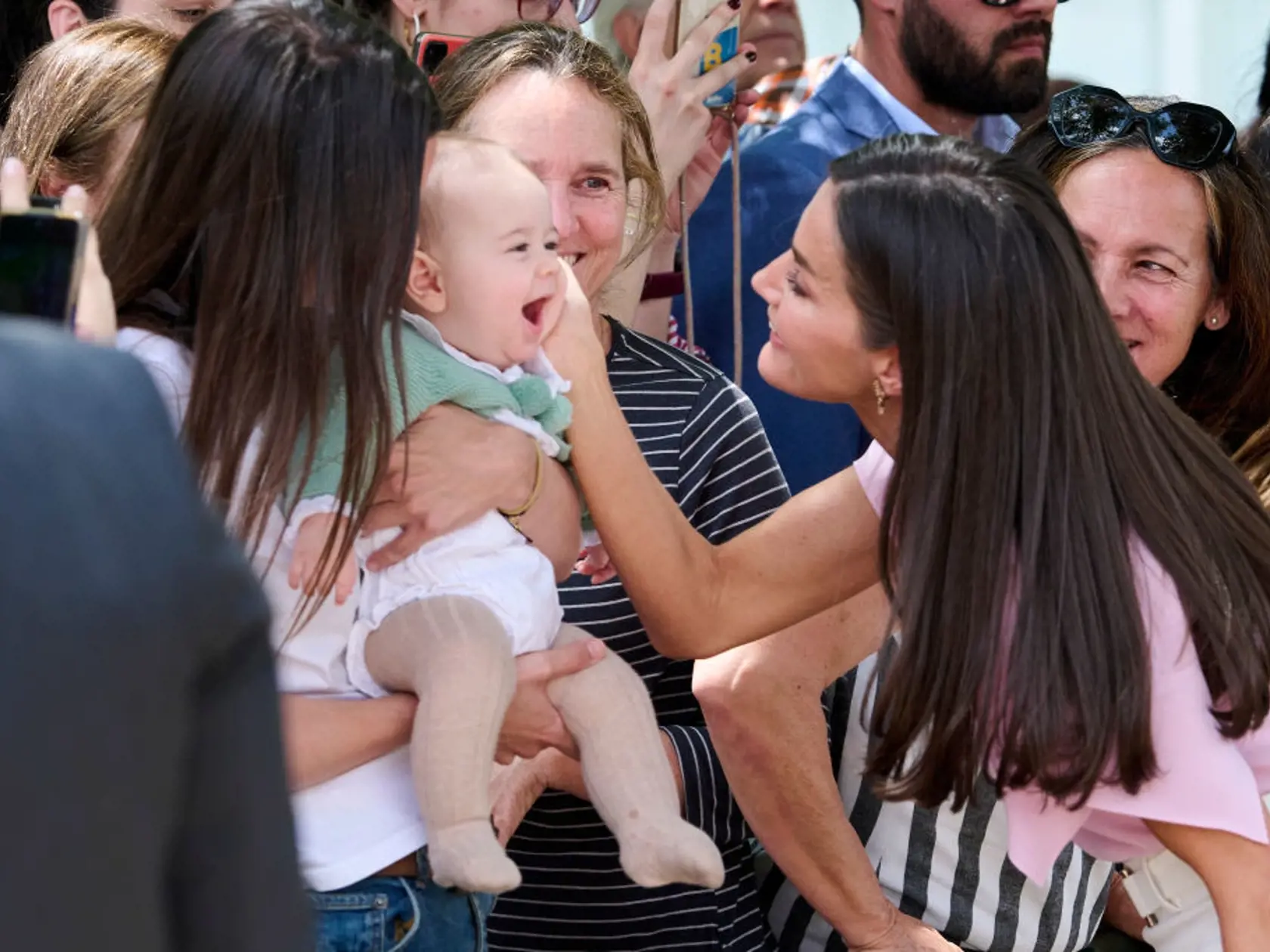 Španielska kráľovná Letizia sa v mnohom podobá na britskú princeznú Kate - a to nielen výzorom. Obe sú veľmi aktívne a často sa stretávajú s ľuďmi, pričom preferujú bezprostredný kontakt.