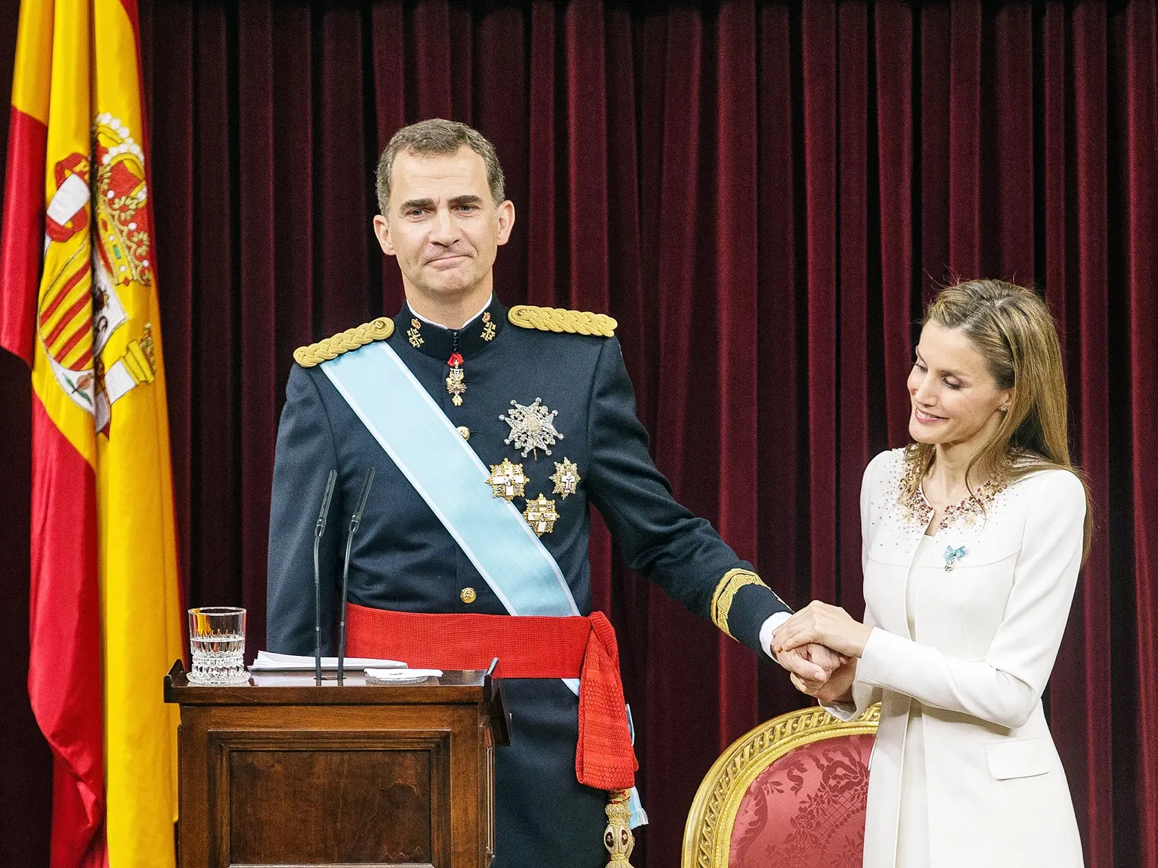 LETIZIA ako bývalá novinárka a človek z ľudu všemožne podporuje španielskeho panovníka.