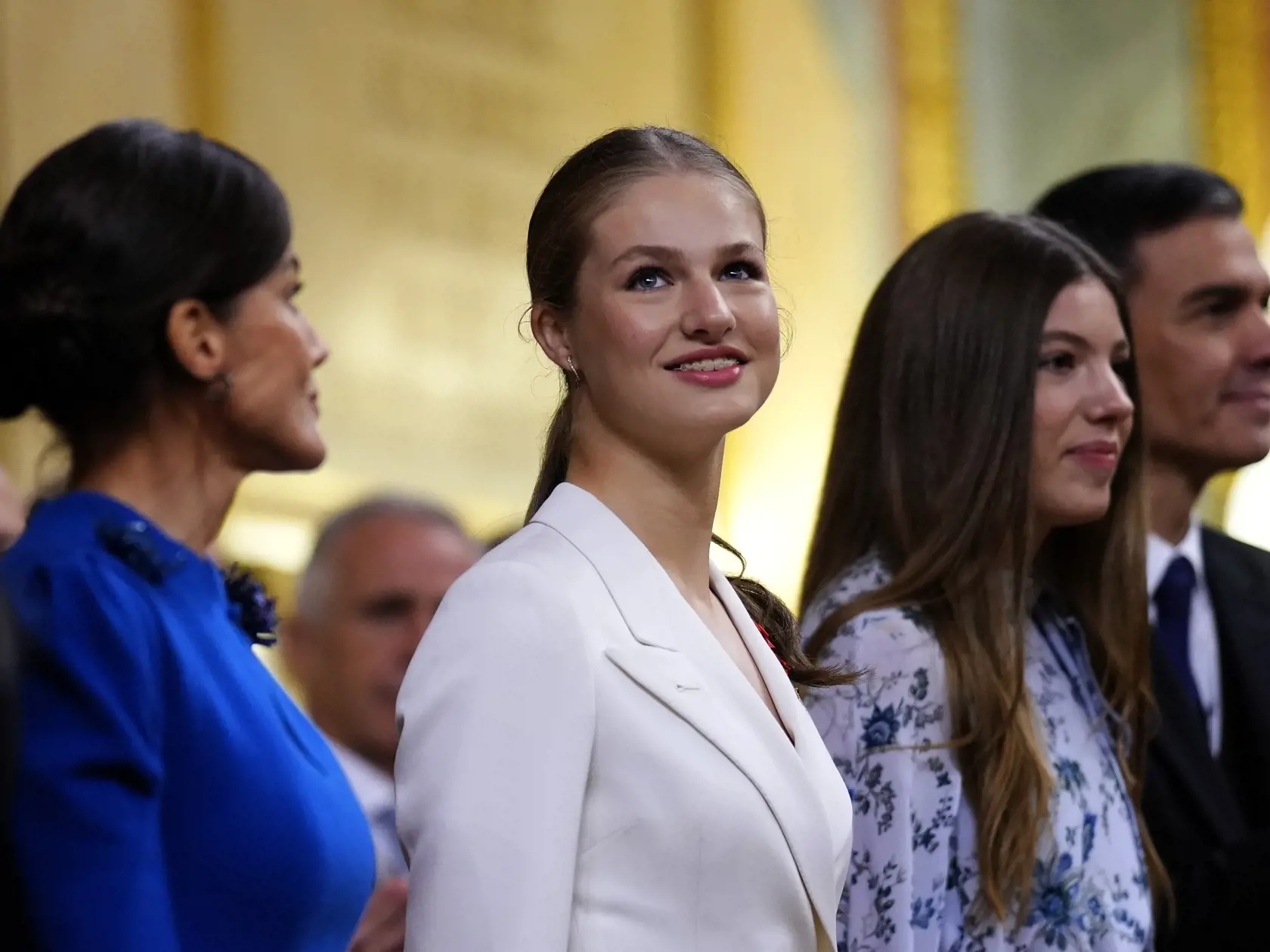 JB 21 Madrid - Španielska korunná princezná Leonor (uprostred) stojí vedľa španielskej kráľovnej Letizie (vľavo) a svojej sestry Sofie (vpravo) pred skladaním prísahy na ústavu na svoje 18. narodeniny v Madride 31. októbra 2023. Slávnostný ceremoniál sa uskutoční pred poslancami oboch komôr španielskeho parlamentu.
FOTO TASR/AP

Princess Leonor, center, stands next to Queen Letizia and her sister Sofia, right, while swearing allegiance to the Constitution during a gala event that makes her eligi