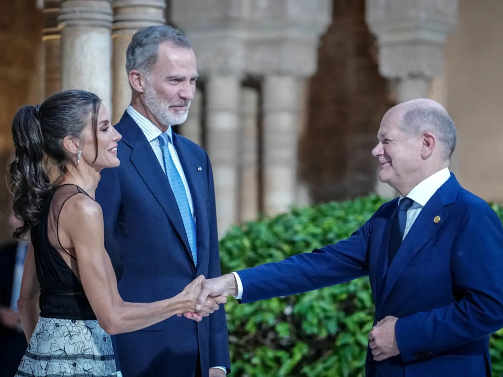 Španielska kráľovná Letizia pravidelne dvíha činky, preto si bez problémov môže dovoliť šaty, ktoré jej odhaľujú ramená.