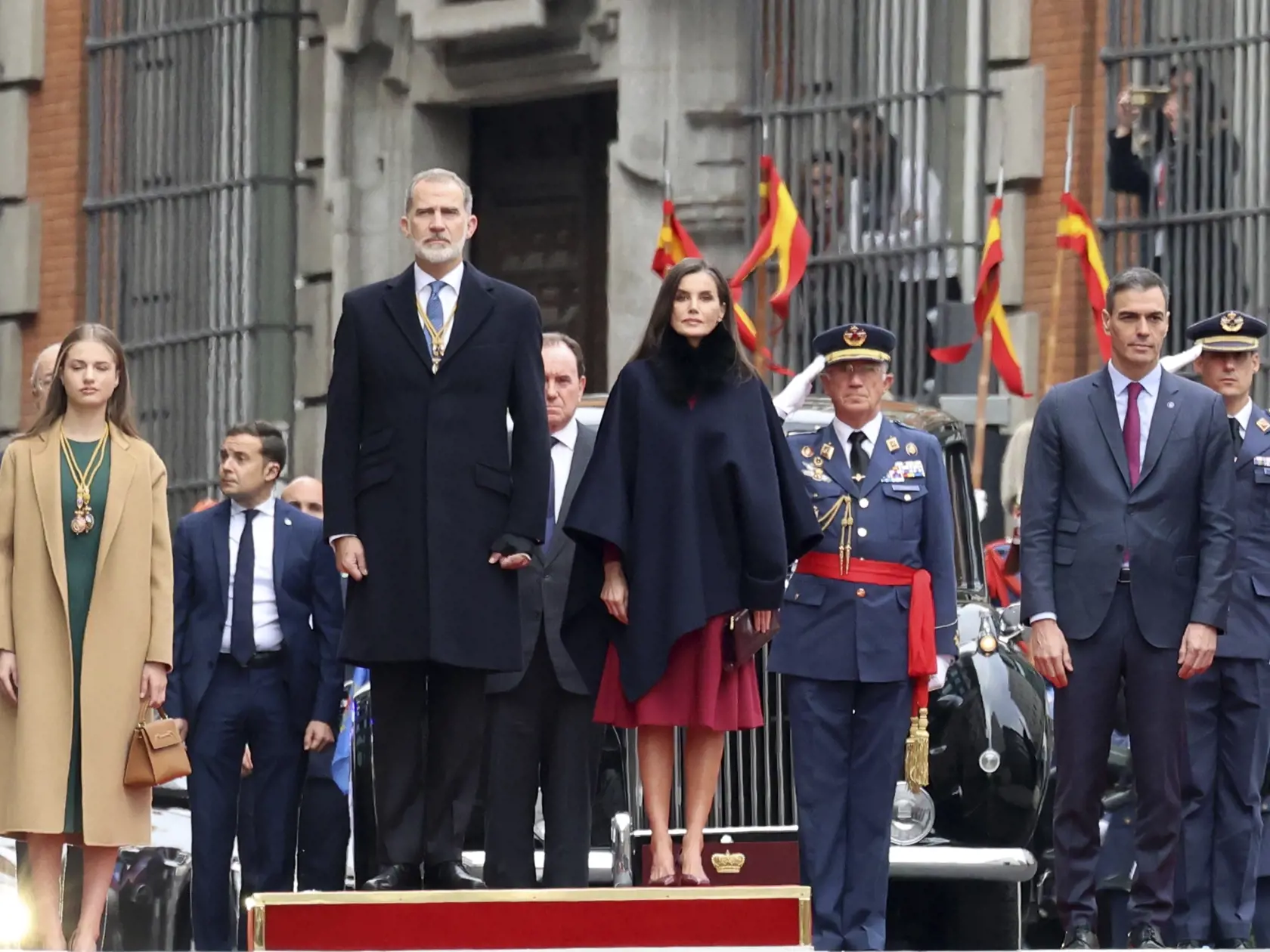 WA 38 Madrid - Španielsky kráľ Filip VI. (tretí vľavo), španielska kráľovná Letizia (štvrtá sprava), španielska princezná Leonor (vľavo) a španielsky premiér Pedro Sánchez (druhý sprava) stoja pred parlamentom pred začiatkom ustanovujúcej schôdze parlamentu v Madride v stredu 29. novembra 2023. Júlové parlamentné voľby v Španielsku vyhrala konzervatívna Ľudová strana (PP). Nepodarilo sa je však zostaviť novú vládu. Kráľ Filip VI. preto zostavením vlády poveril úradujúceho premiéra Pedra Sáncheza