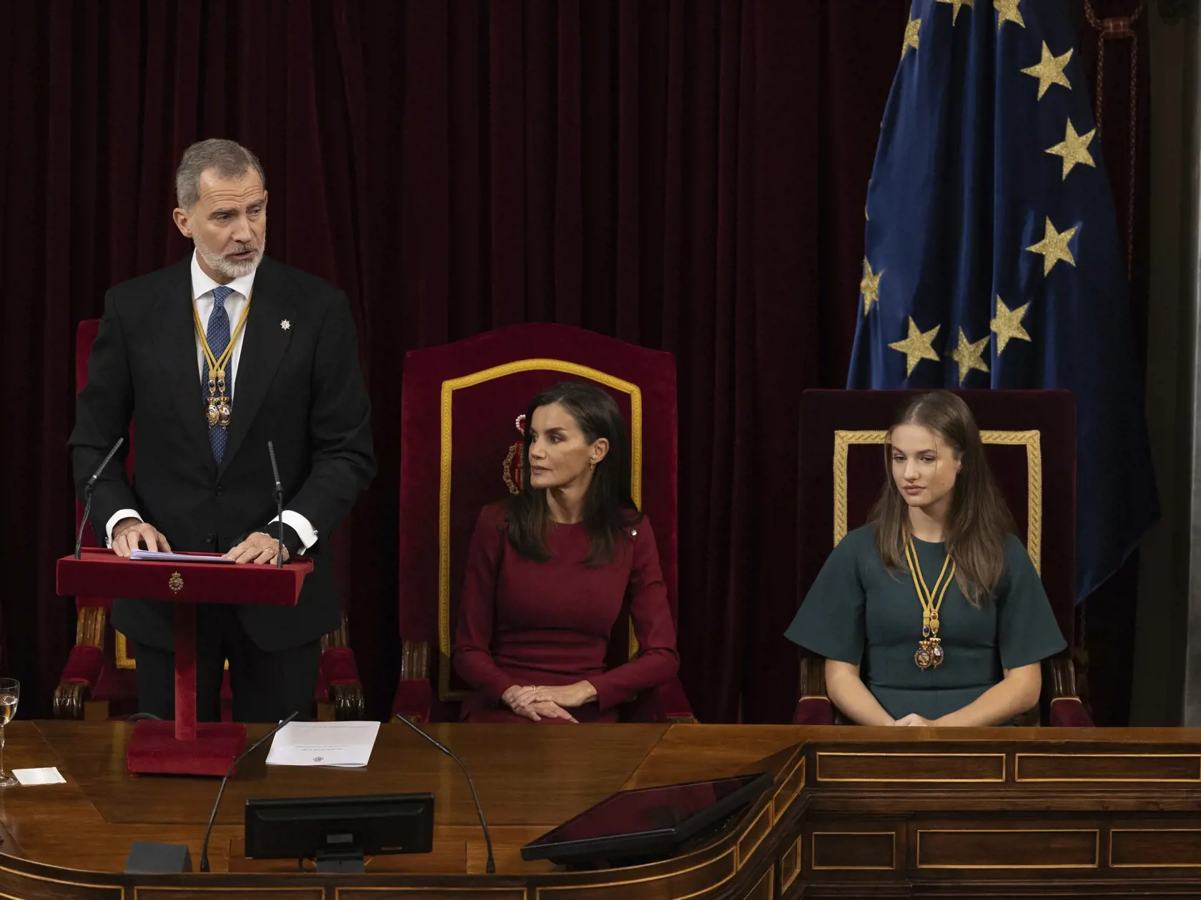WA 40 Madrid - Španielsky kráľ Filip VI. (vľavo) vystupuje s prejavom na ustanovujúcej schôdzi parlamentu v Madride v stredu 29. novembra 2023. Uprostred počúva španielska kráľovná Letizia a vpravo španielska princezná Leonor. Júlové parlamentné voľby v Španielsku vyhrala konzervatívna Ľudová strana (PP). Nepodarilo sa je však zostaviť novú vládu. Kráľ Filip VI. preto zostavením vlády poveril úradujúceho premiéra Pedra Sáncheza. Jeho PSOE skončila vo voľbách na druhom mieste. Sáncheza vo štvrtok