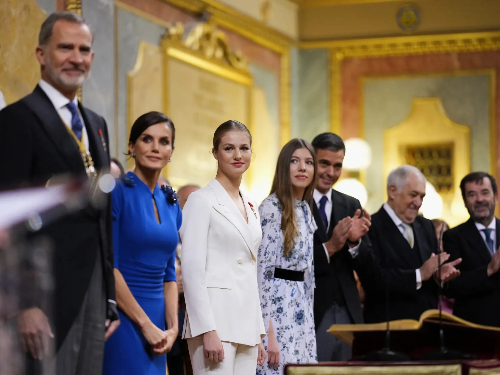 JB 25 Madrid - Španielska korunná princezná Leonor (uprostred) sa pozerá po tom, ako zložila prísahu na ústavu na svoje 18. narodeniny v Madride 31. októbra 2023. Zľava stojí španielsky kráľ Filip VI, španielská kráľovná Letizia a jej sestra 
Sofia. Slávnostný ceremoniál sa uskutočnil pred poslancami oboch komôr španielskeho parlamentu.
FOTO TASR/AP

Princess Leonor, center, stands next to Spanish King Felipe VI, Queen Letizia and her sister Sofia, right, after swearing allegiance to the Constit