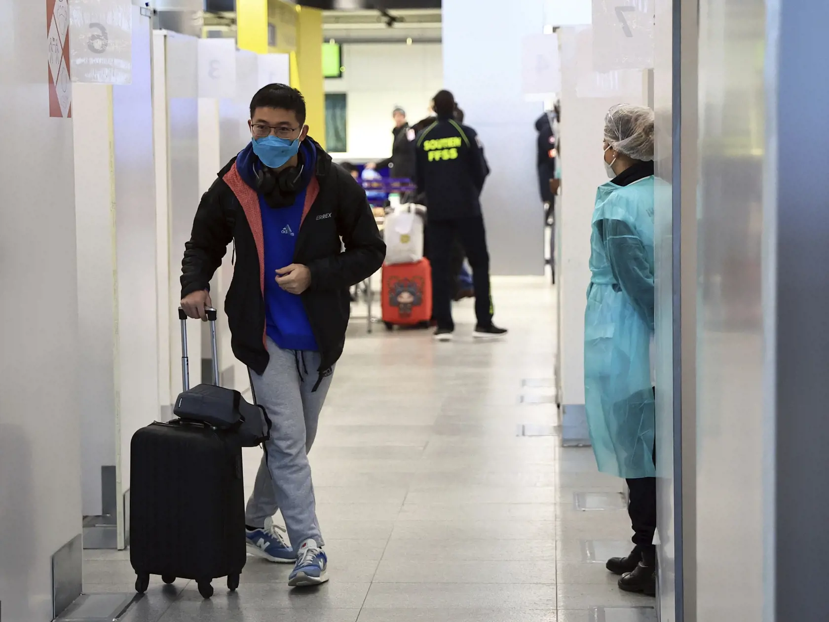 WA 37 Paríž - Cestujúci prichádzajúci z Číny odchádza po teste na ochorenie COVID-19 z testovacej kabínky na letisku Charlesa de Gaulla pri Paríži v nedeľu 1. januára 2023. Francúzsko v piatok 30. decembra 2022 oznámilo, že od cestujúcich prichádzajúcich z Číny budú vyžadovať negatívny test na koronavírus.  Francúzske úrady spresnili, že pasažieri budú musieť ukázať pri nástupe do lietadla smerujúceho z Číny do Francúzska negatívny test na covid nie starší ako 48 hodín. Aj po pristátí vo Francúz