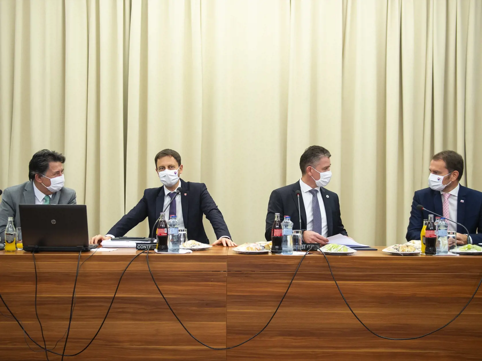 Na snímke sprava predseda vlády SR Igor Matovič, minister vnútra SR Roman Mikulec, minister financií SR Eduard Heger, minister životného prostredia SR Ján Budaj (všetci OĽaNO) počas zasadnutia Ústredného krízového štábu SR 2. novembra 2020 v Bratislave. FOTO TASR - Jakub Kotian