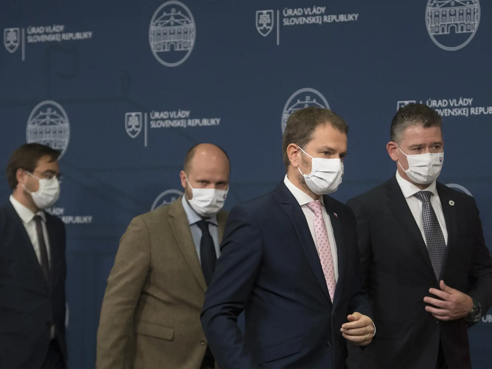 Na snímke zľava minister zdravotníctva SR Marek Krajčí, minister obrany Jaroslav Naď, premiér SR Igor Matovič a minister vnútra Roman Mikulec (všetci OĽaNO) odchádzajú z brífingu po skončení 49. schôdze vlády SR 2. novembra 2020 v Bratislave. Počas víkendového (30. 10. - 1. 11.) plošného testovania odhalili 38.359 nakazených osôb z celkovo testovaných 3.625.332 ľudí. To je 1,06 percenta. FOTO TASR - Martin Baumann