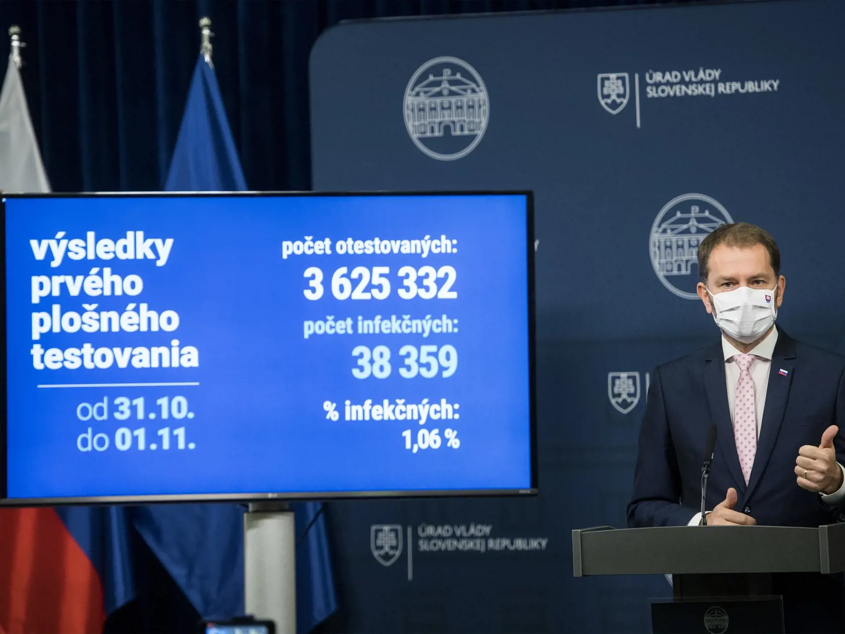 Na snímke premiér SR Igor Matovič (OĽaNO) počas brífingu s novinármi po skončení 49. schôdze vlády SR 2. novembra 2020 v Bratislave. Počas víkendového (30. 10. - 1. 11.) plošného testovania odhalili 38.359 nakazených osôb z celkovo testovaných 3.625.332 ľudí. To je 1,06 percenta. FOTO TASR - Martin Baumann