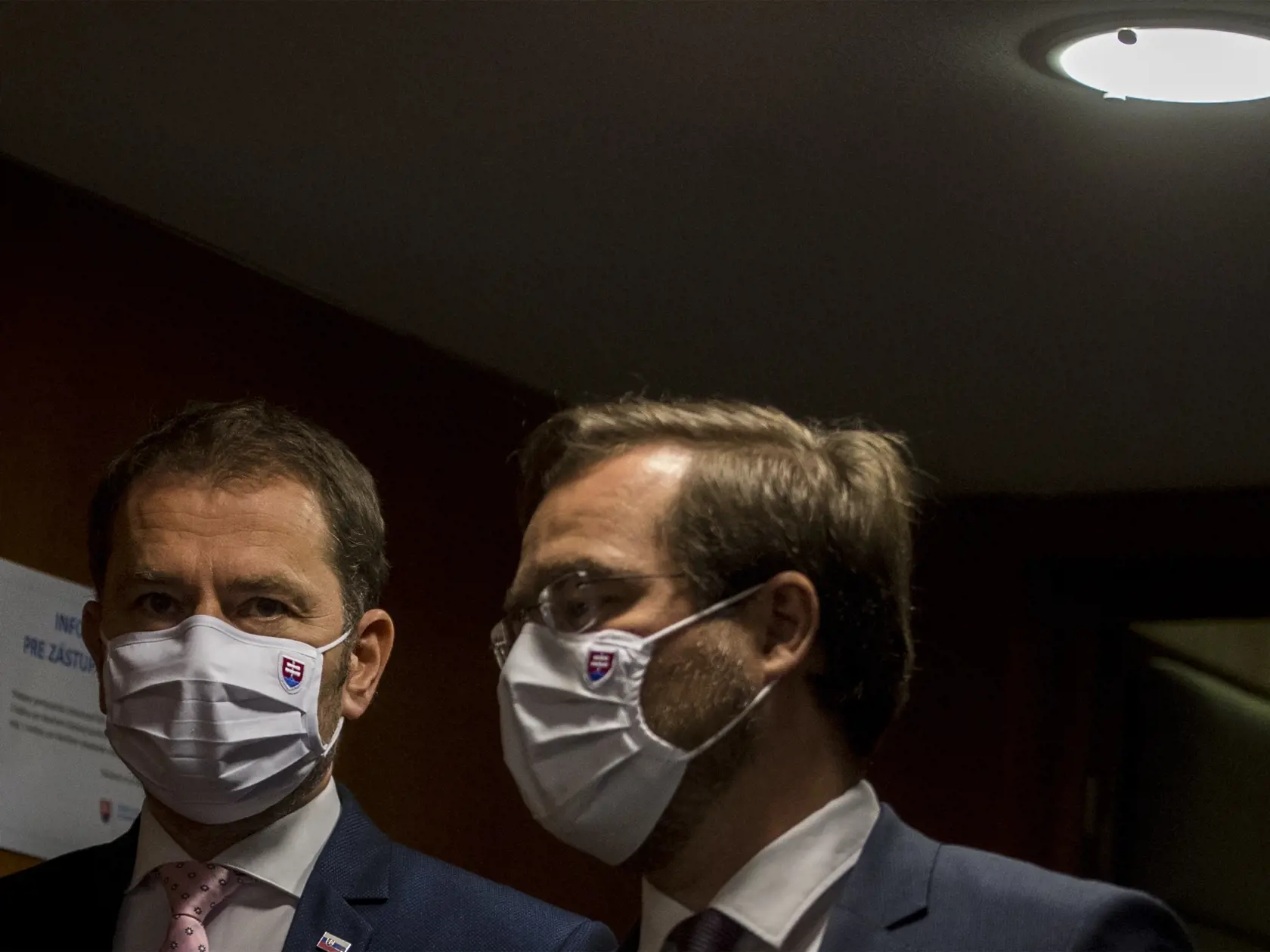 Na snímke zľava premiér SR Igor Matovič a minister zdravotníctva SR Marek Krajčí (obaja OĽaNO) prichádzajú na brífing po skončení 49. schôdze vlády SR 2. novembra 2020 v Bratislave. Počas víkendového (30. 10. - 1. 11.) plošného testovania odhalili 38.359 nakazených osôb z celkovo testovaných 3.625.332 ľudí. To je 1,06 percenta. FOTO TASR - Martin Baumann