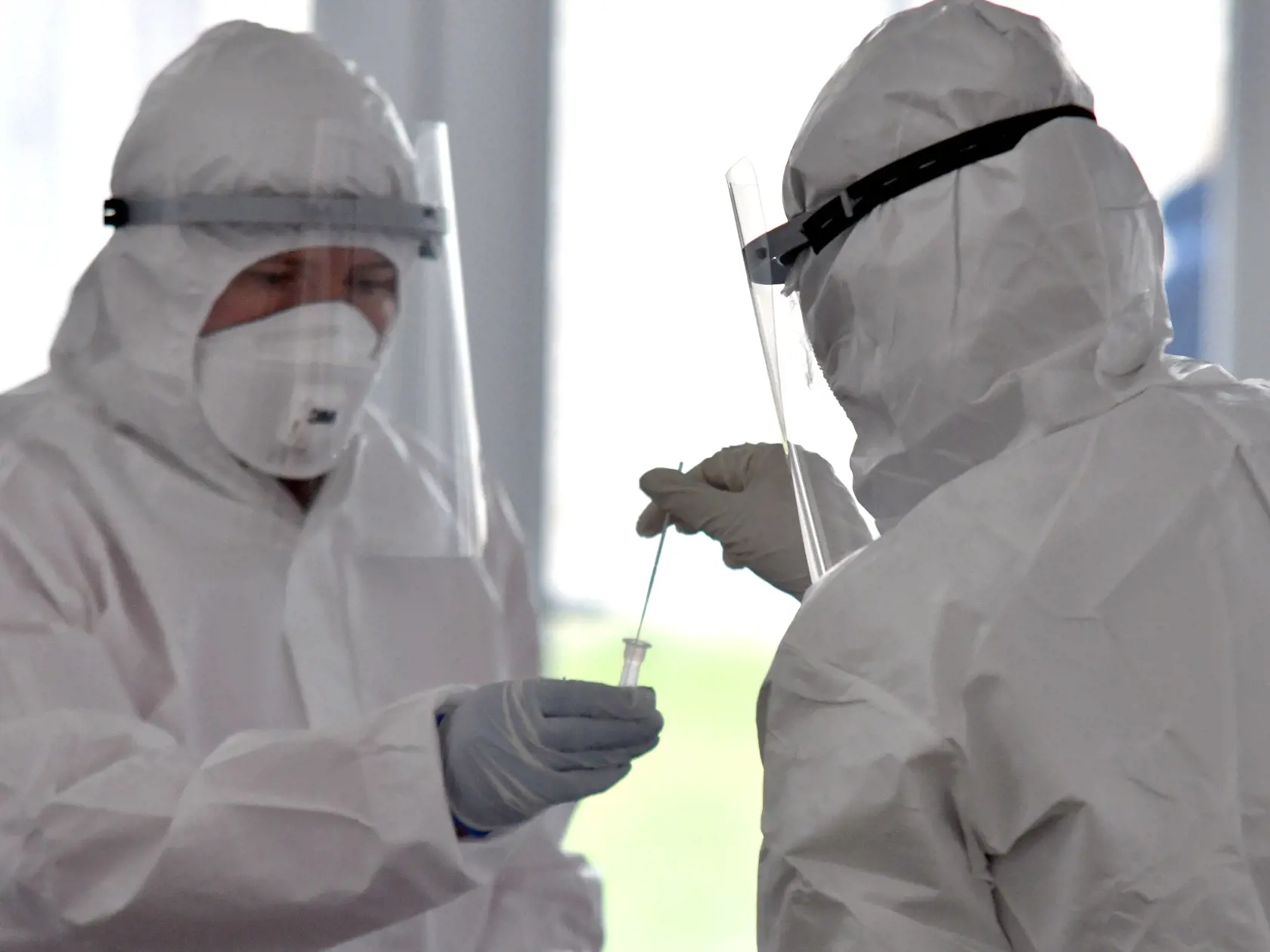Na Slovensku sa začalo celoplošné testovanie na ochorenie COVID-19. Testovať sa bude od soboty 31. októbra do nedele 1. novembra. Vytvorených má byť viac ako 5000 odberných miest a 4901 odberných tímov.  Na snímke testovanie v dome smútku obce Lastovce v okrese Trebišov v sobotu 31. novembra 2020. FOTO TASR - Roman Hanc